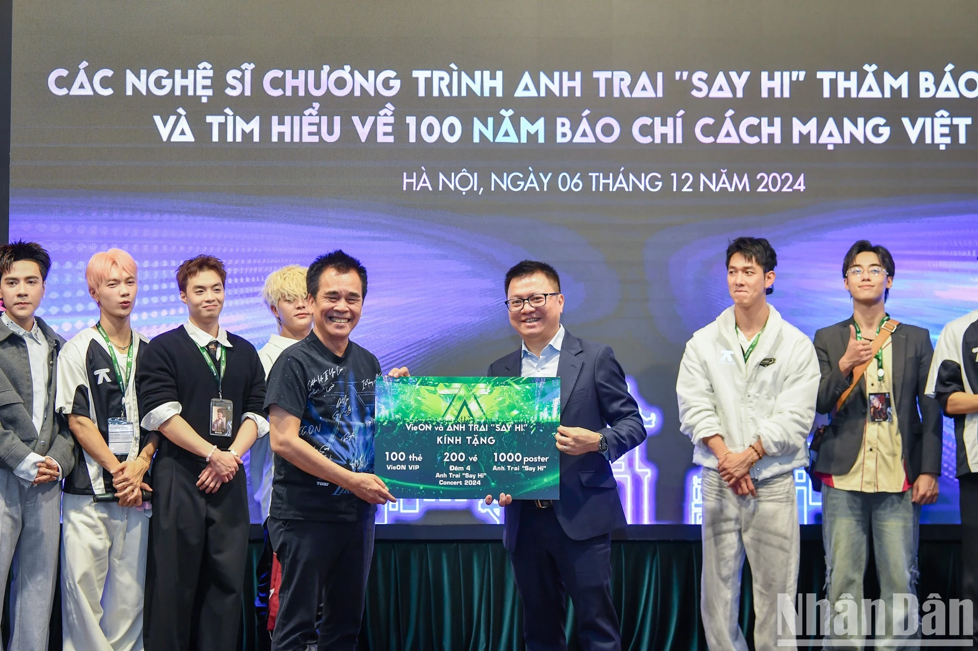 Dàn nghệ sĩ “Anh trai say hi” thăm Báo Nhân Dân và tìm hiểu kỷ niệm 100 năm Ngày Báo chí cách mạng Việt Nam