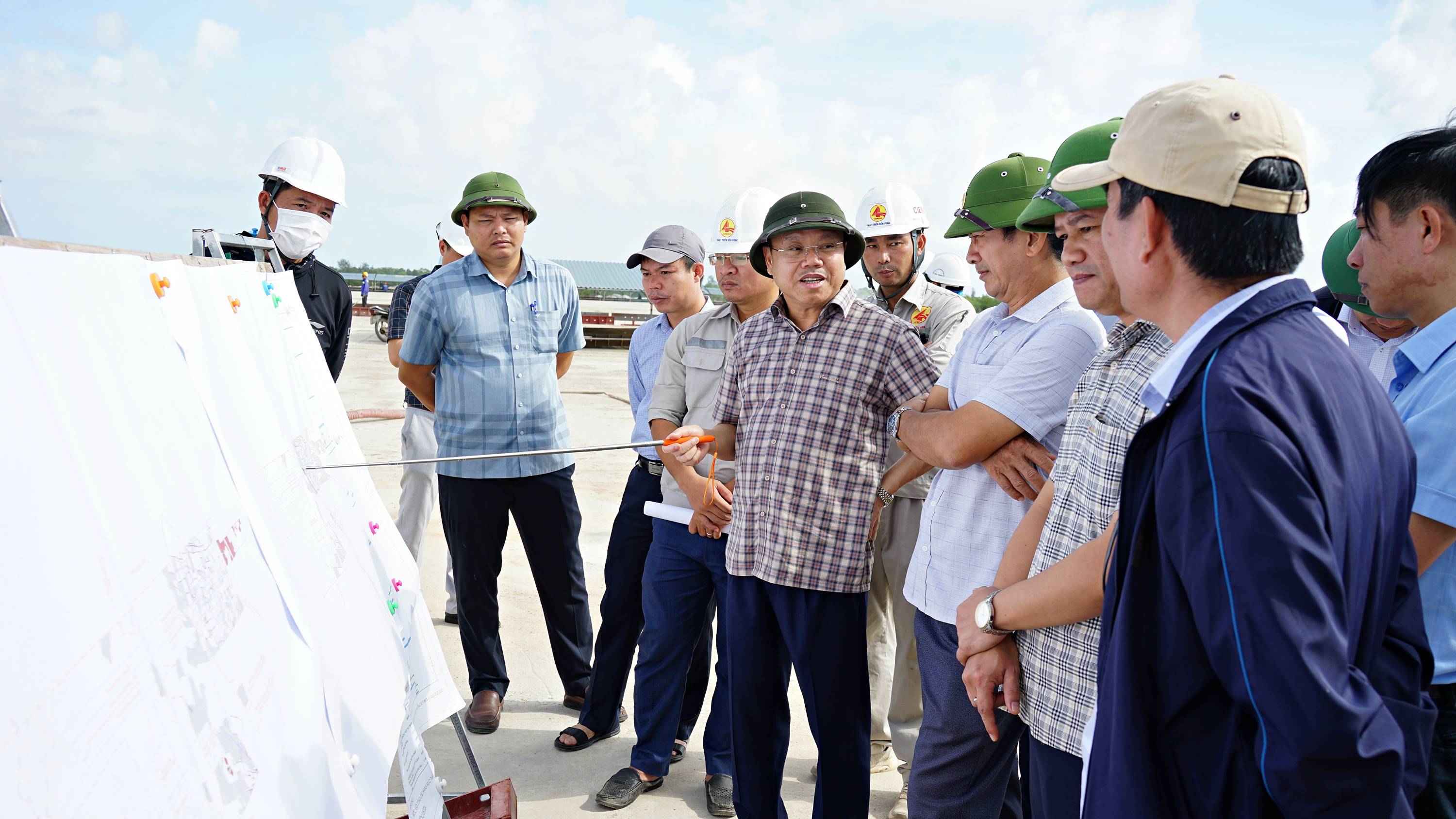 Phó Chủ tịch UBND tỉnh Lê Đức Tiến kiểm tra tiến độ công tác giải phóng mặt bằng dự án Cảng hàng không Quảng Trị