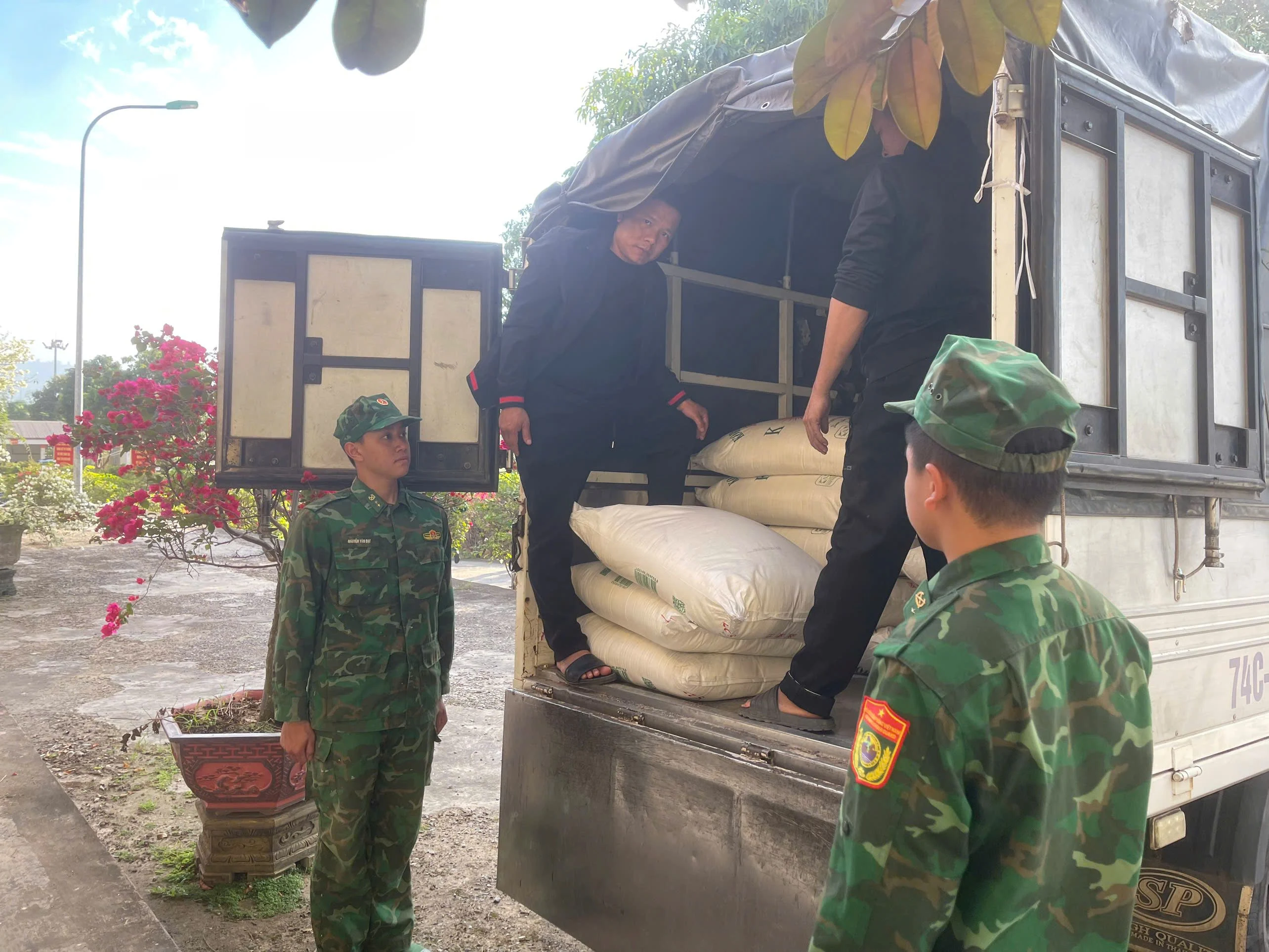 ​​​​​​​Liên tiếp bắt giữ nhiều vụ buôn lậu và mua bán, vận chuyển trái phép ma túy