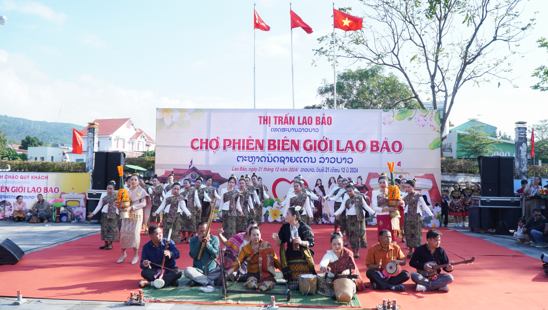 Trên 50 gian hàng tham gia Chợ phiên biên giới Lao Bảo