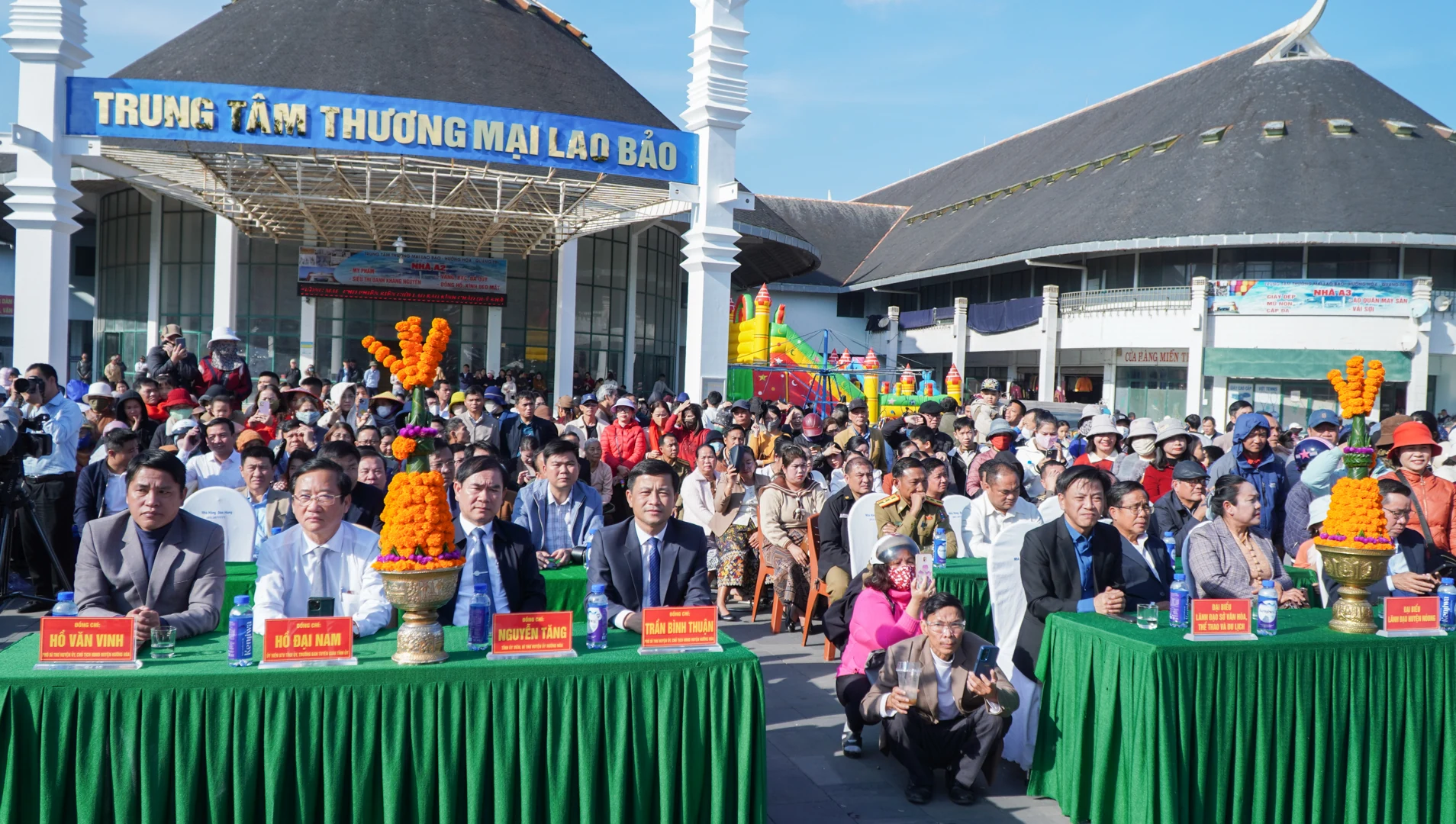 Trên 50 gian hàng tham gia Chợ phiên biên giới Lao Bảo