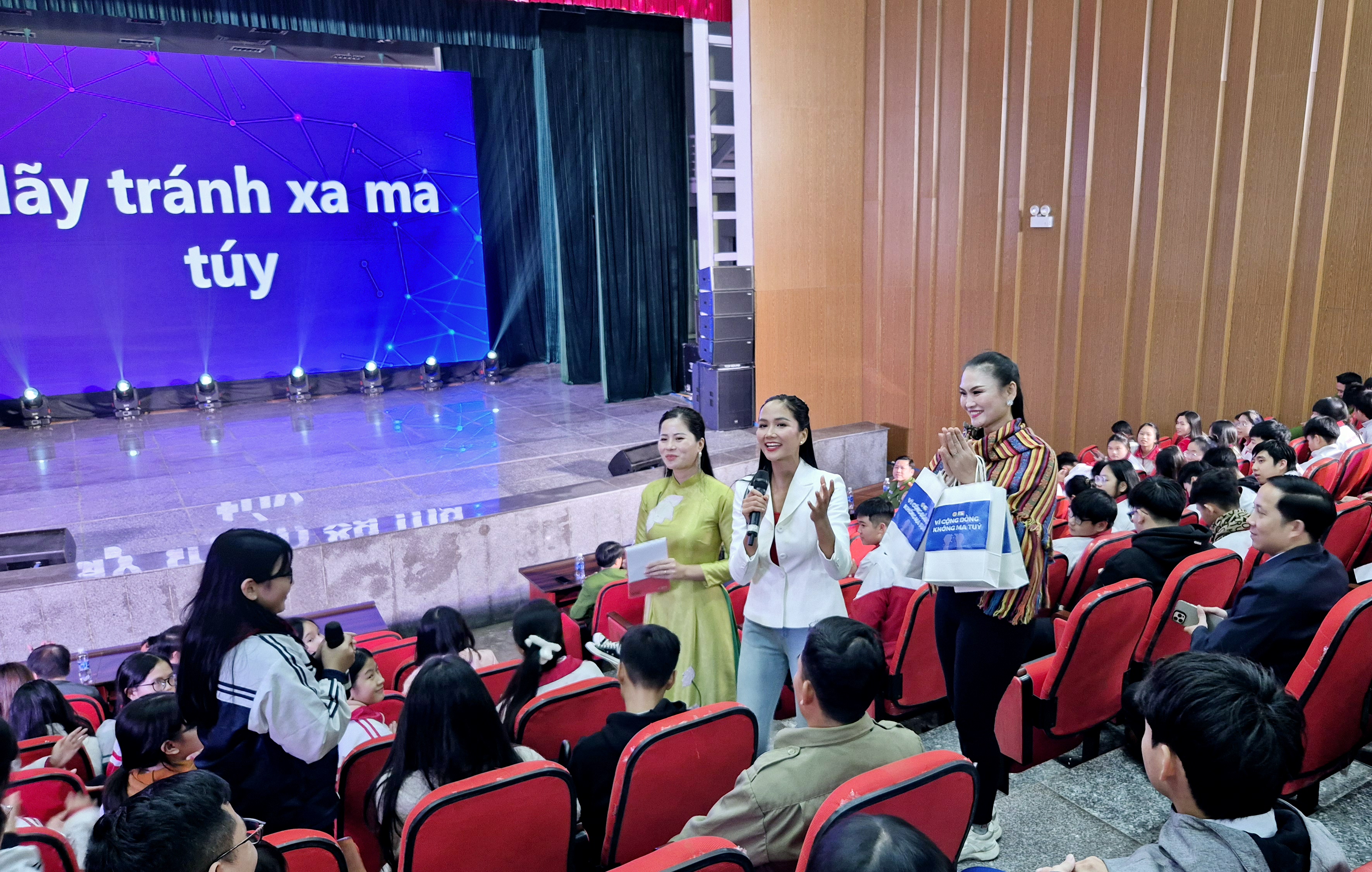 Hoa hậu HHen Niê tham gia truyền thông “Vì cộng đồng không có ma túy” cho gần 1.000 học sinh, sinh viên Quảng Trị