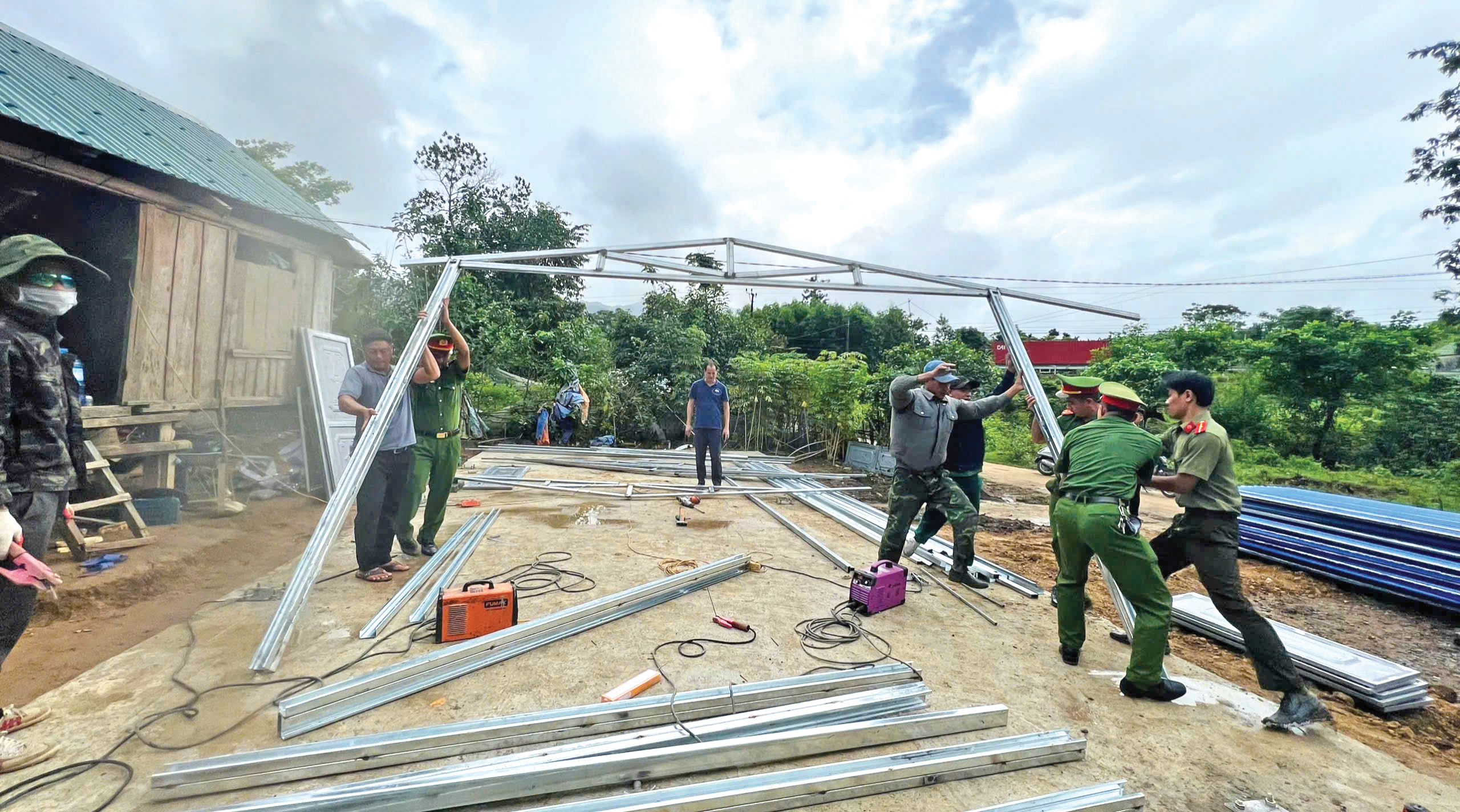 Công an Quảng Trị chung tay xóa nhà tạm, nhà dột nát