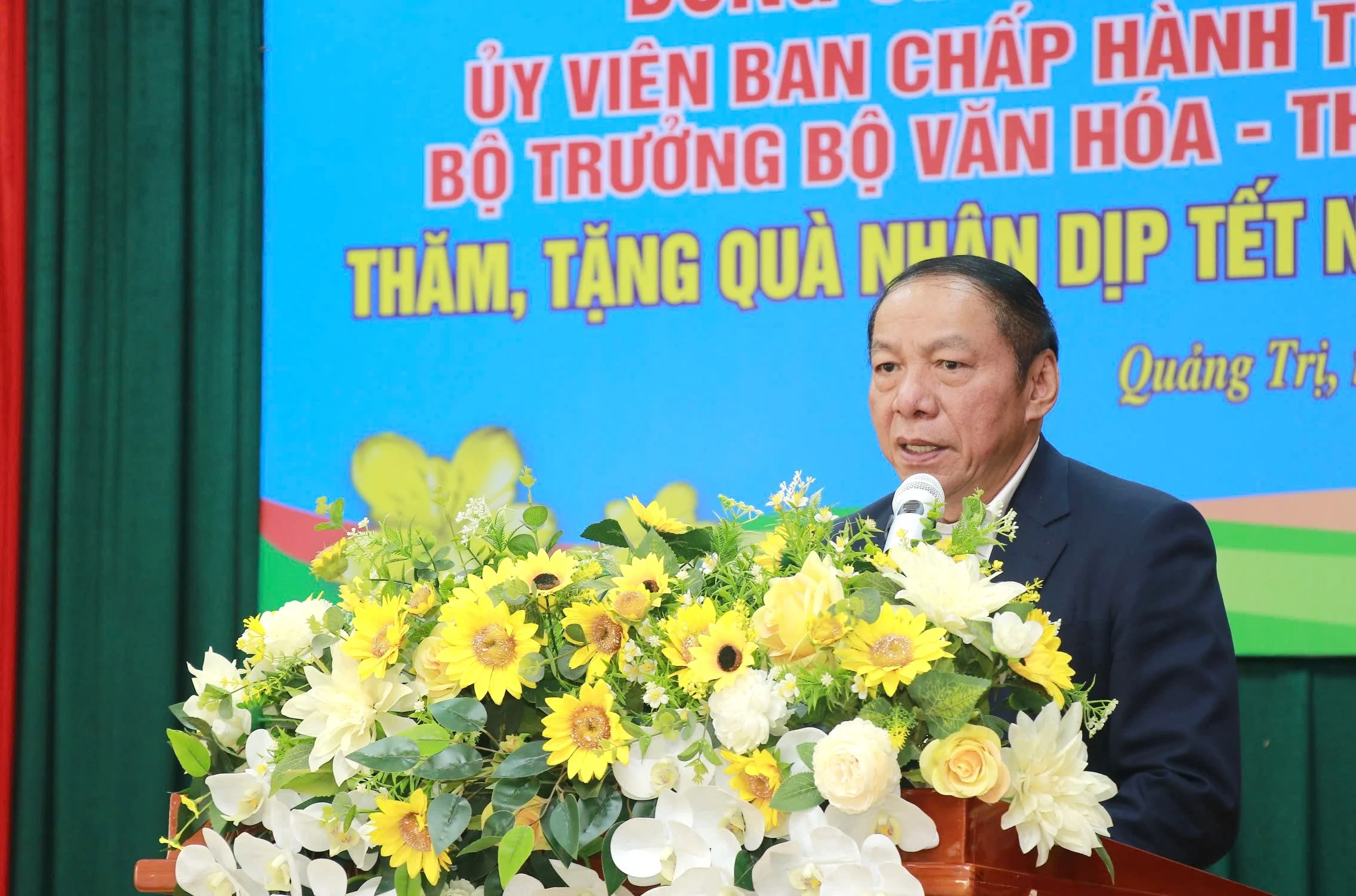 Bộ trưởng Bộ VH,TT&DL Nguyễn Văn Hùng trao quà cho đoàn viên, công nhân, người lao động nhân dịp tết Nguyên đán Ất Tỵ 2025