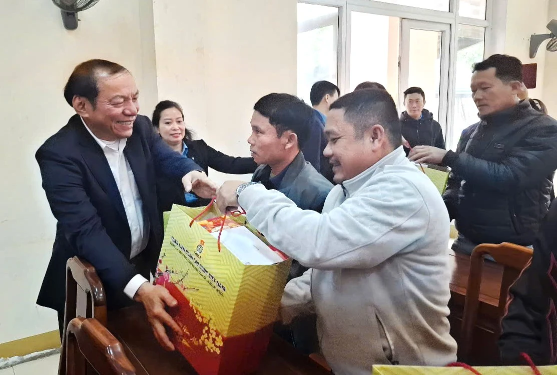 Bộ trưởng Bộ VH,TT&DL Nguyễn Văn Hùng trao quà cho đoàn viên, công nhân, người lao động nhân dịp tết Nguyên đán Ất Tỵ 2025
