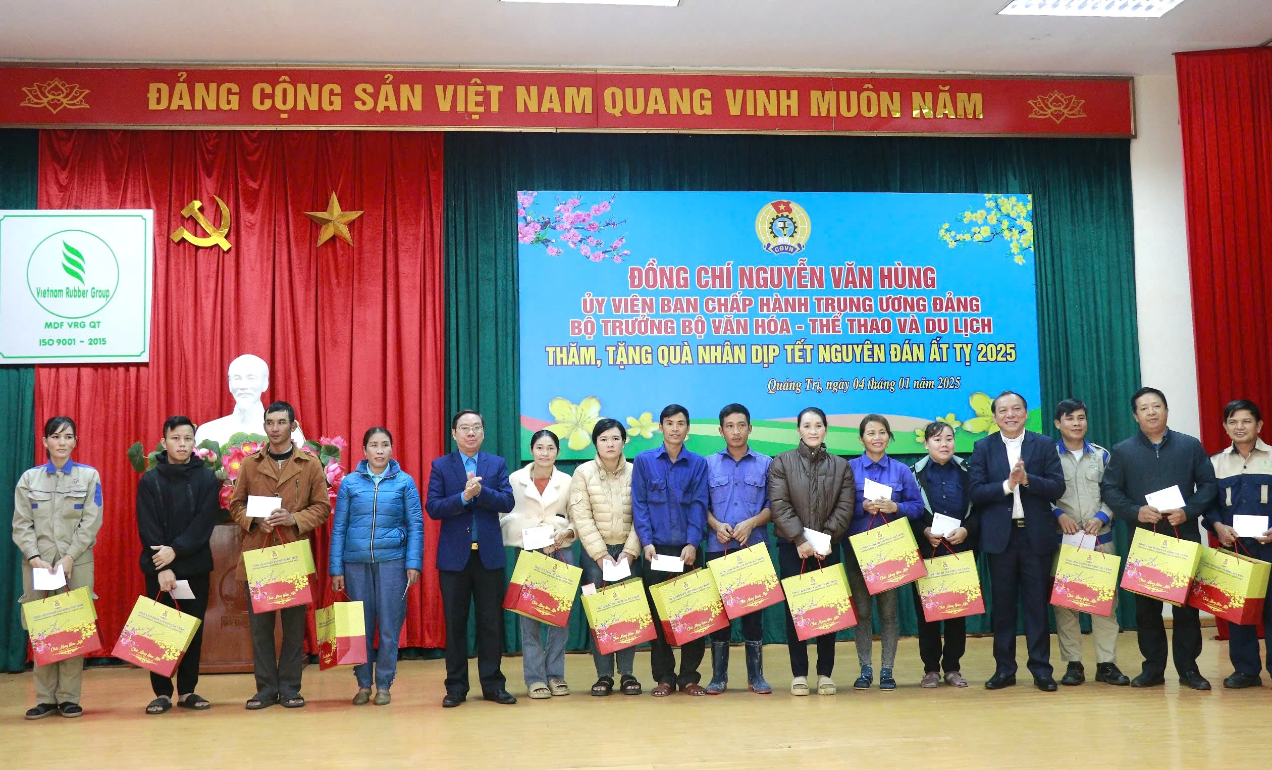 Bộ trưởng Bộ VH,TT&DL Nguyễn Văn Hùng trao quà cho đoàn viên, công nhân, người lao động nhân dịp tết Nguyên đán Ất Tỵ 2025