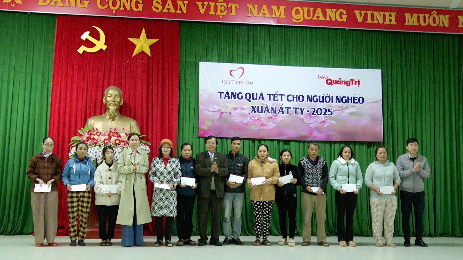 Trao 209 suất quà cho các hộ dân có hoàn cảnh khó khăn trên địa bàn TP. Đông Hà