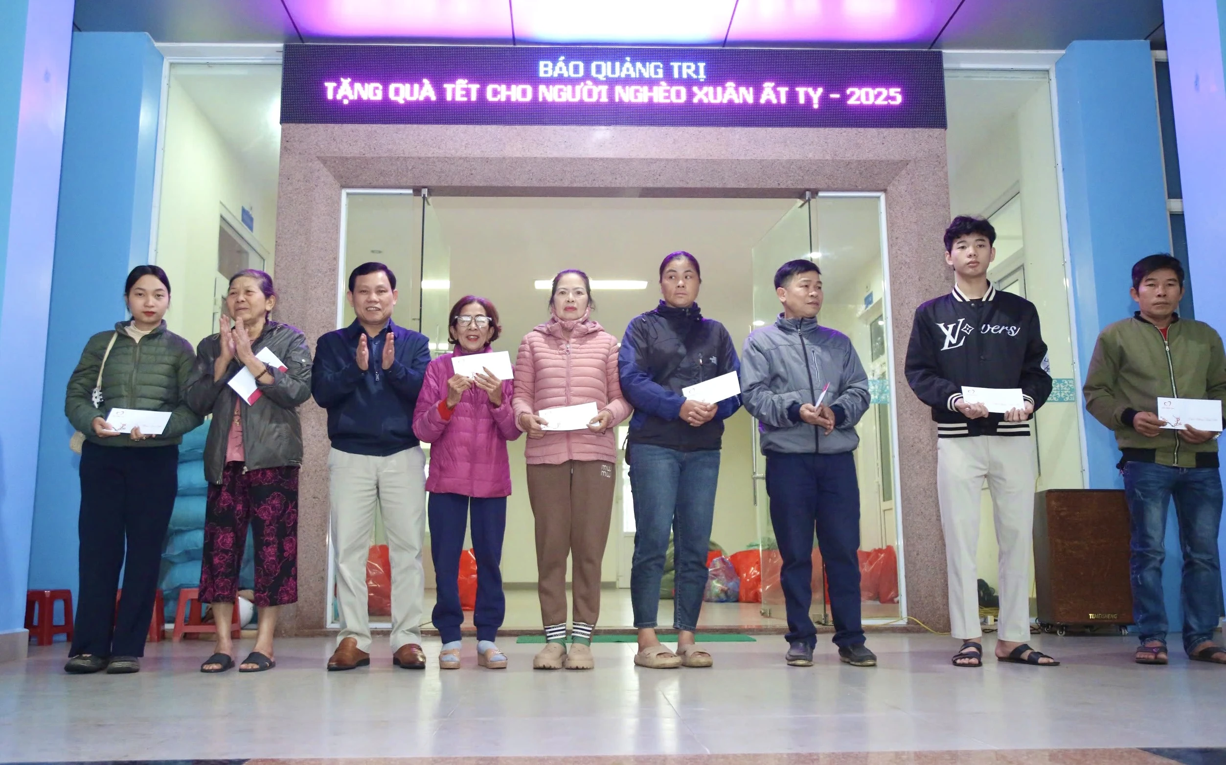 Báo Quảng Trị - Quỹ Thiện Tâm: Tặng quà Tết cho người nghèo xuân Ất Tỵ - 2025
