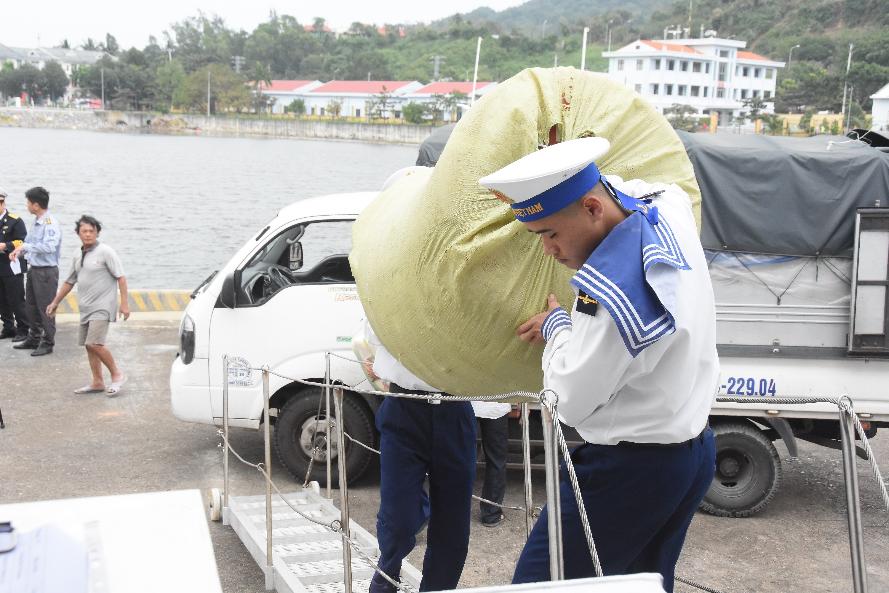 Lên đường thăm, tặng quà, chúc Tết huyện đảo Cồn Cỏ và Lý Sơn