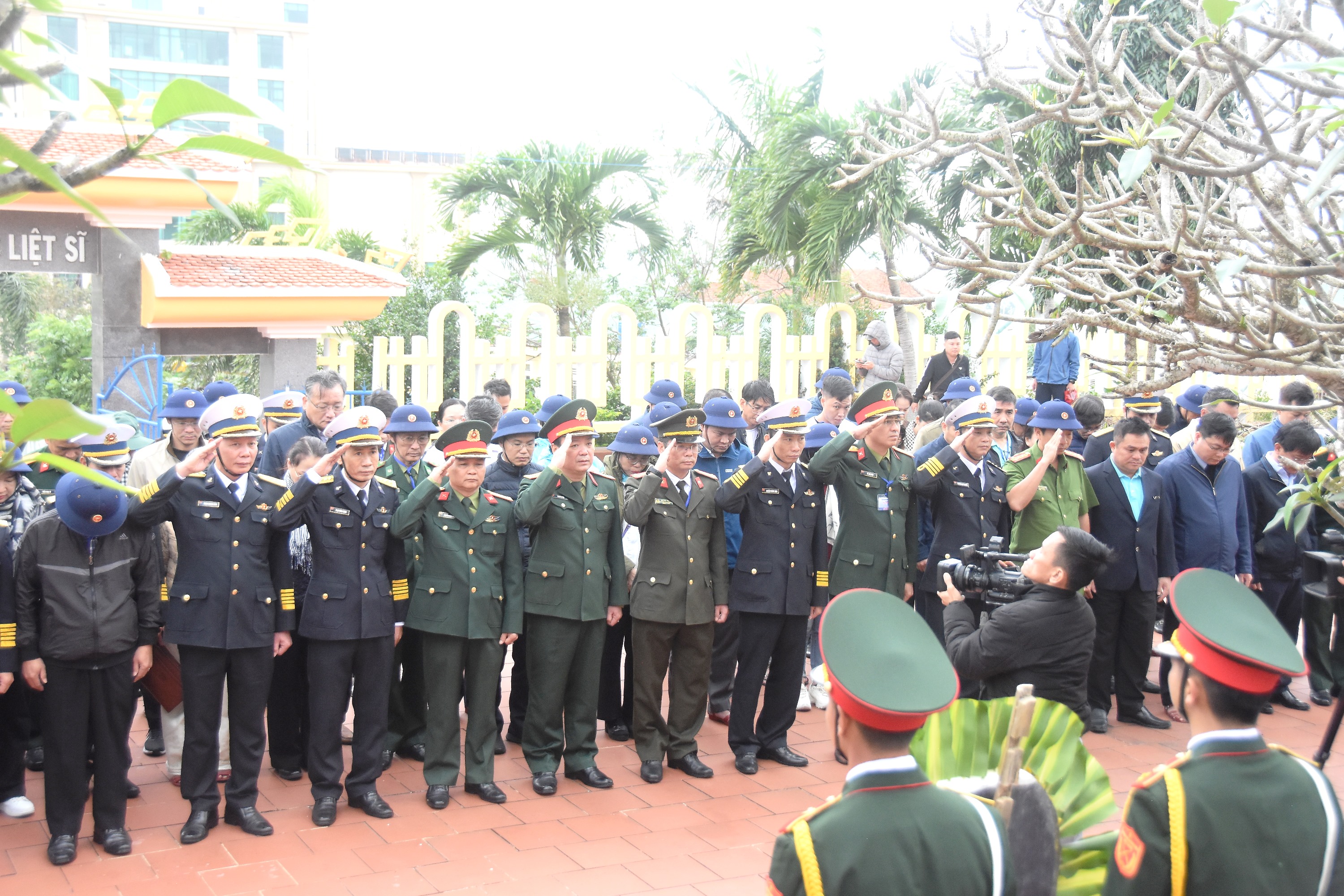 Thăm, tặng quà, chúc Tết quân, dân huyện đảo Lý Sơn