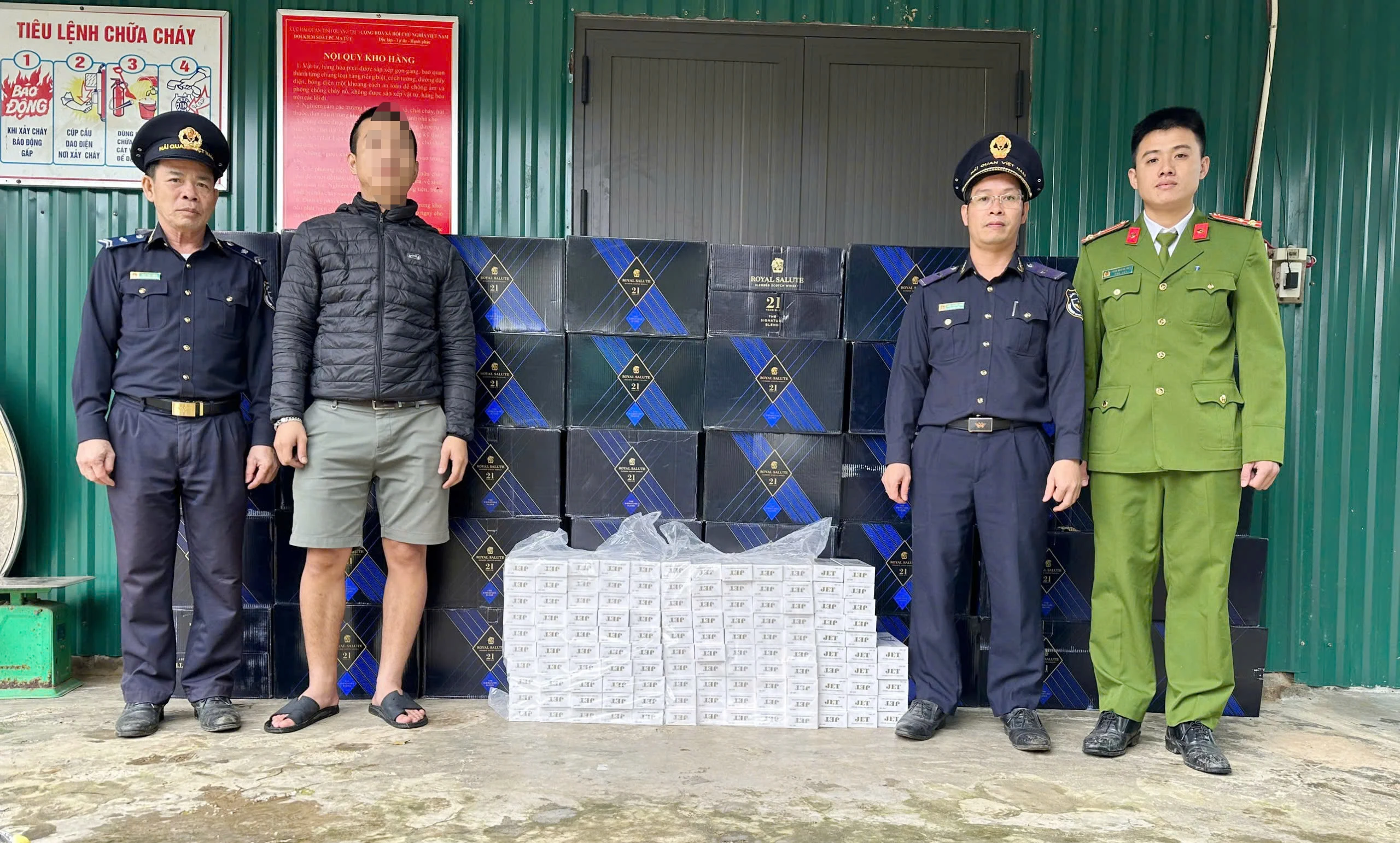 Hải quan Quảng Trị: Tạm giữ số lượng lớn rượu, thuốc lá không chứng từ hợp pháp với giá trị 500 triệu đồng