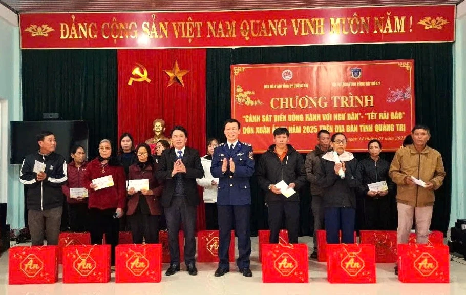 Tặng 70 suất quà cho gia đình chính sách, ngư dân có hoàn cảnh khó khăn