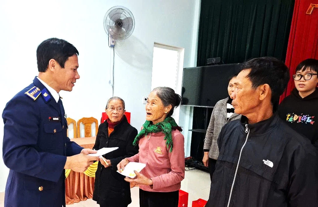 Tặng 70 suất quà cho gia đình chính sách, ngư dân có hoàn cảnh khó khăn