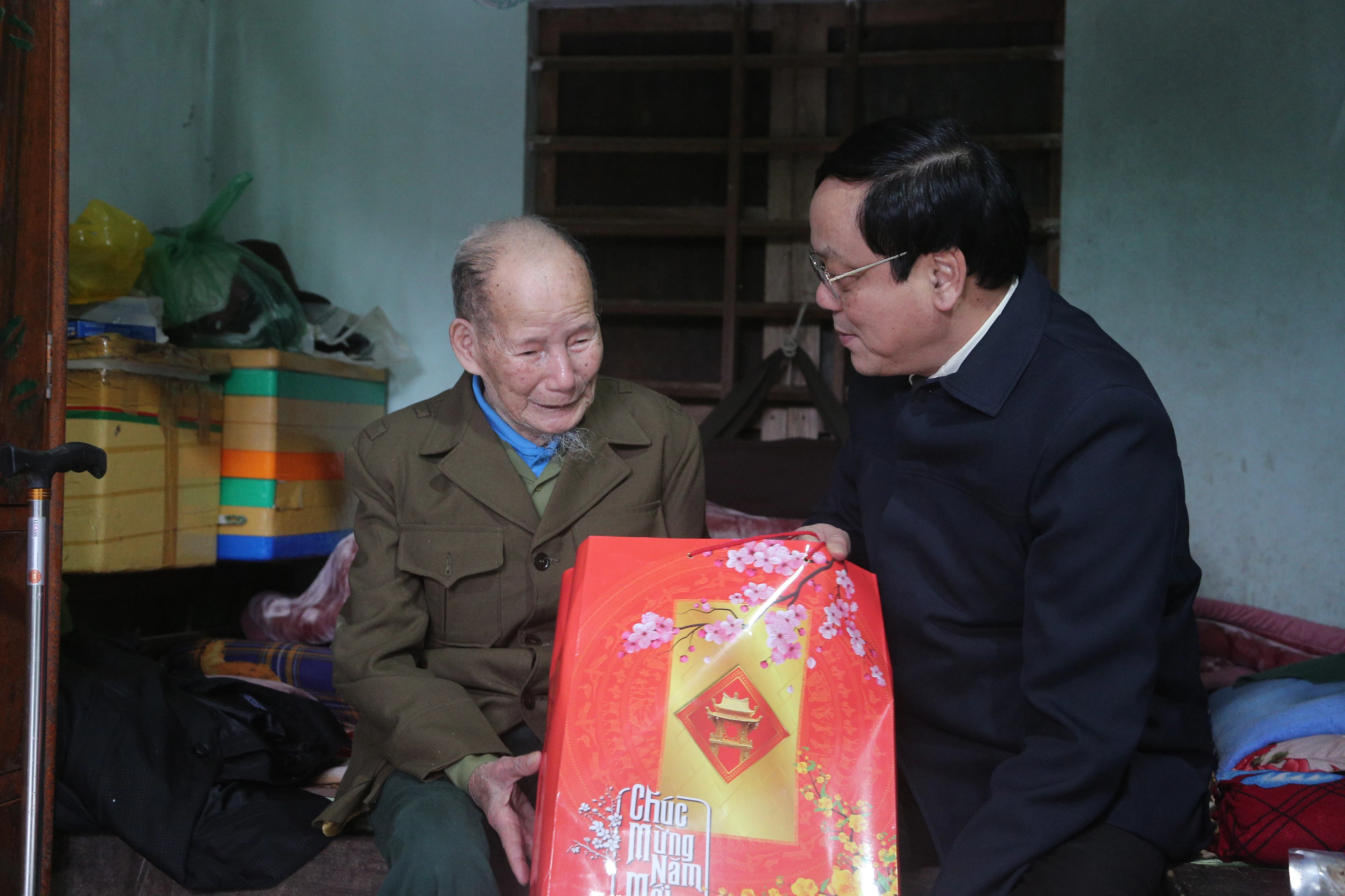 Lãnh đạo tỉnh thăm, tặng quà các đối tượng người có công