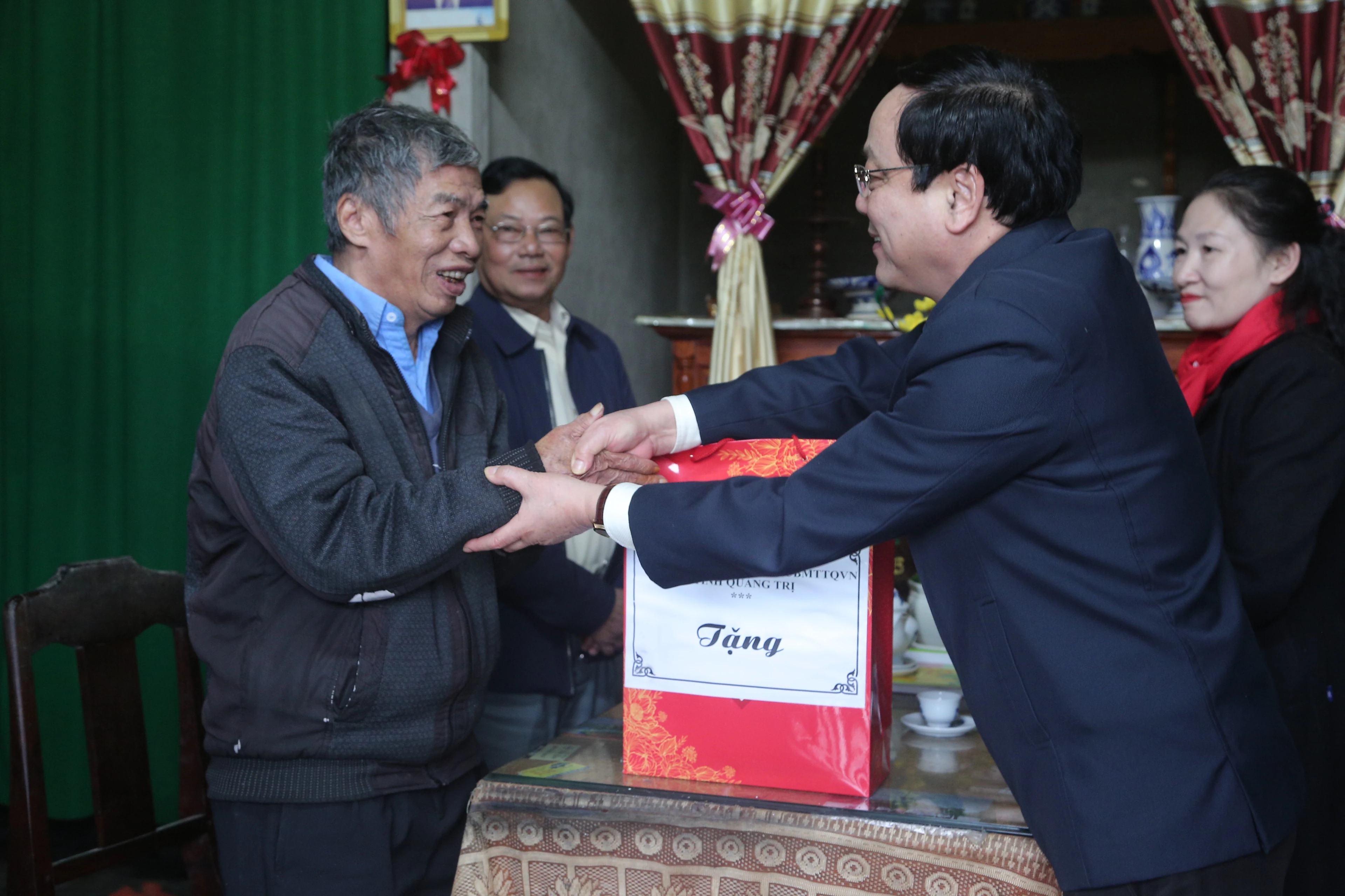 Lãnh đạo tỉnh thăm, tặng quà các đối tượng người có công