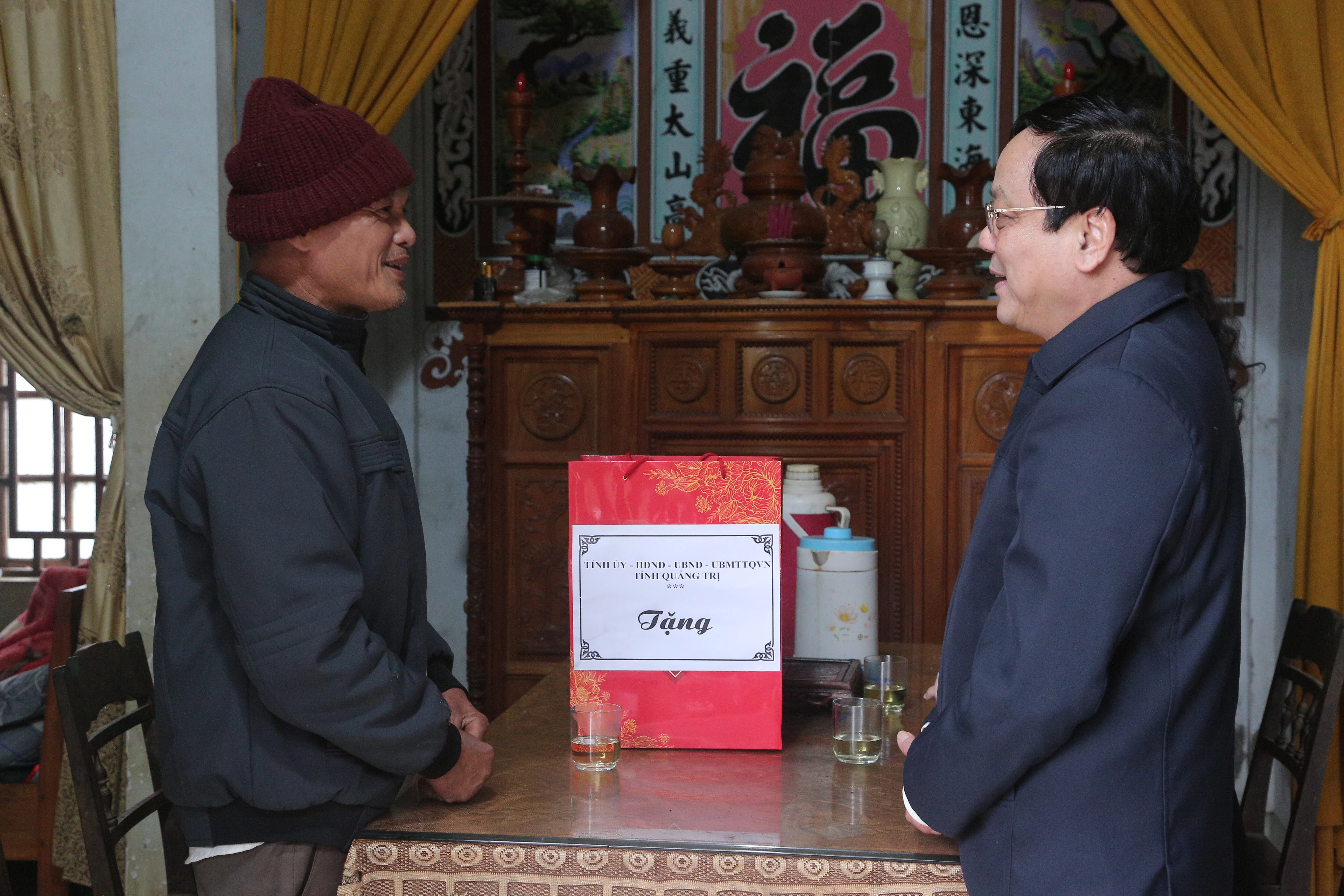 Lãnh đạo tỉnh thăm, tặng quà các đối tượng người có công