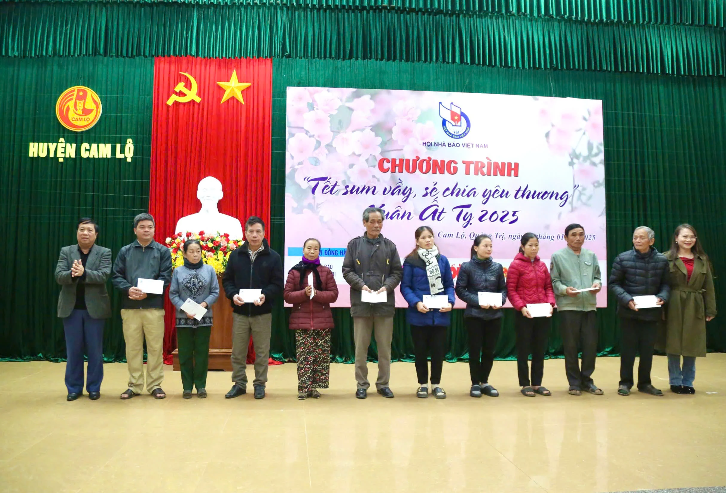 Chương trình “Tết sum vầy, sẻ chia yêu thương” tết Ất Tỵ - 2025: Tặng 200 suất quà cho người dân gặp hoàn cảnh khó khăn ở huyện Cam Lộ