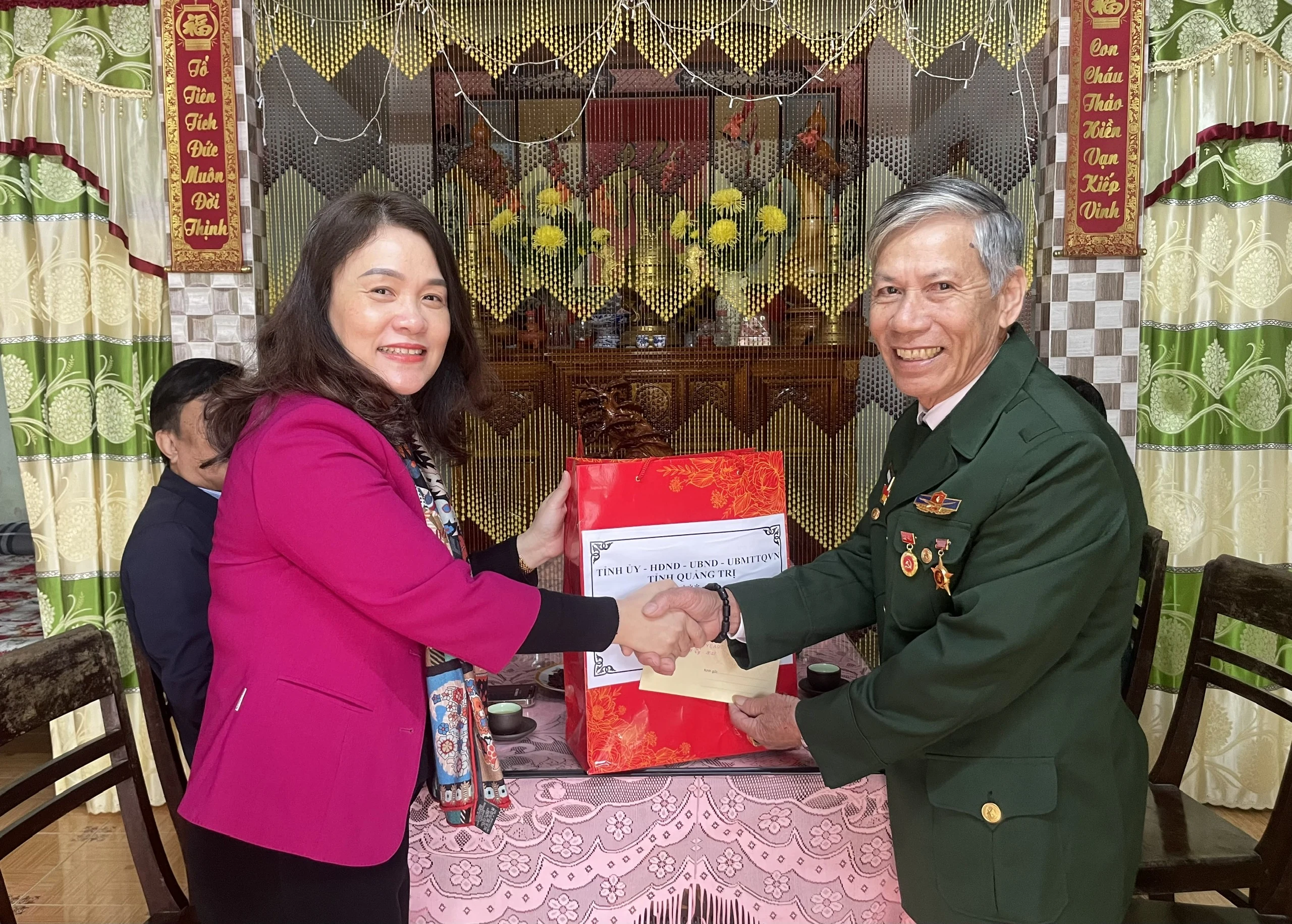 Chủ nhiệm UBKT Tỉnh ủy Hồ Thị Thu Hằng tặng quà, chúc Tết các gia đình có công với cách mạng