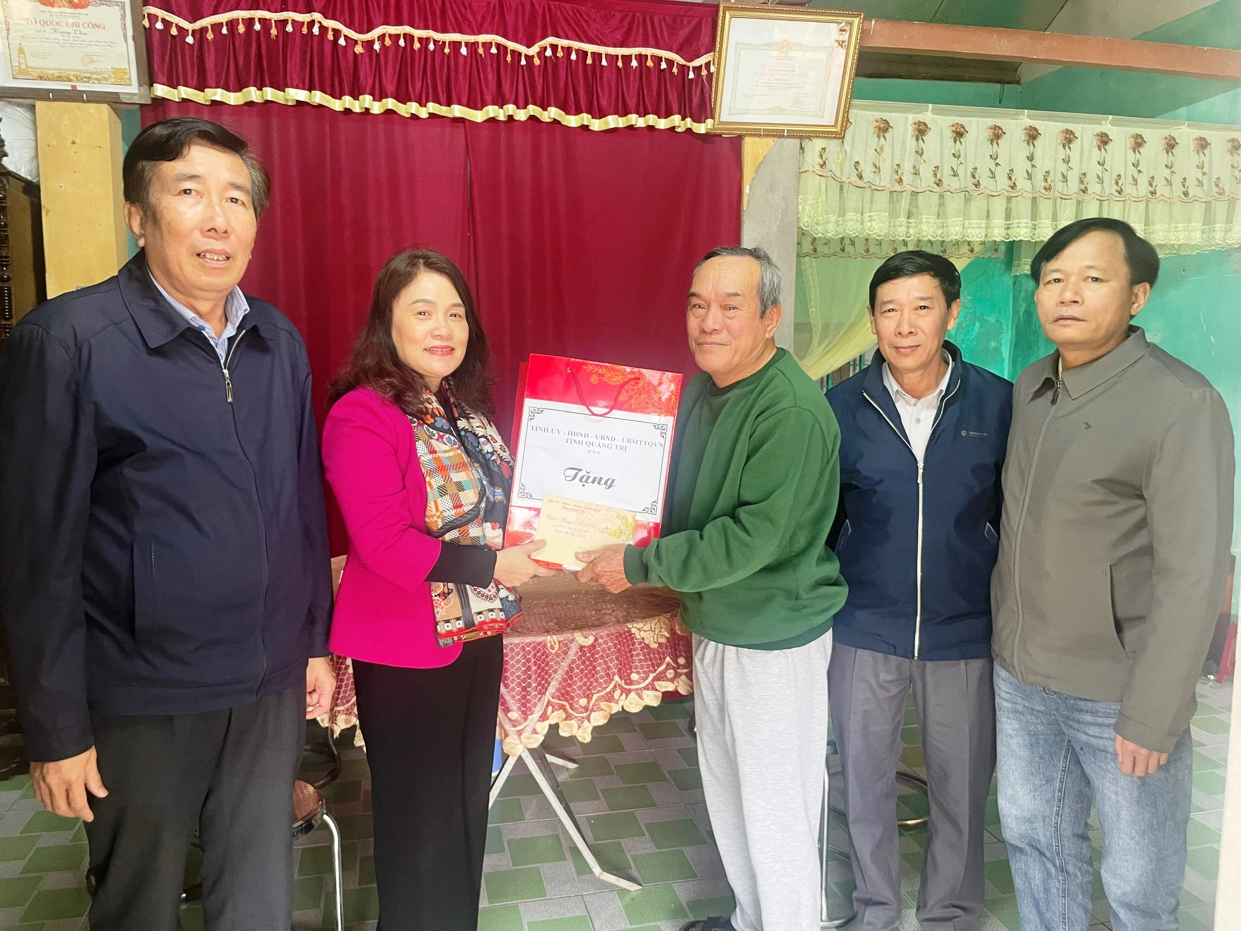 Chủ nhiệm UBKT Tỉnh ủy Hồ Thị Thu Hằng tặng quà, chúc Tết các gia đình có công với cách mạng
