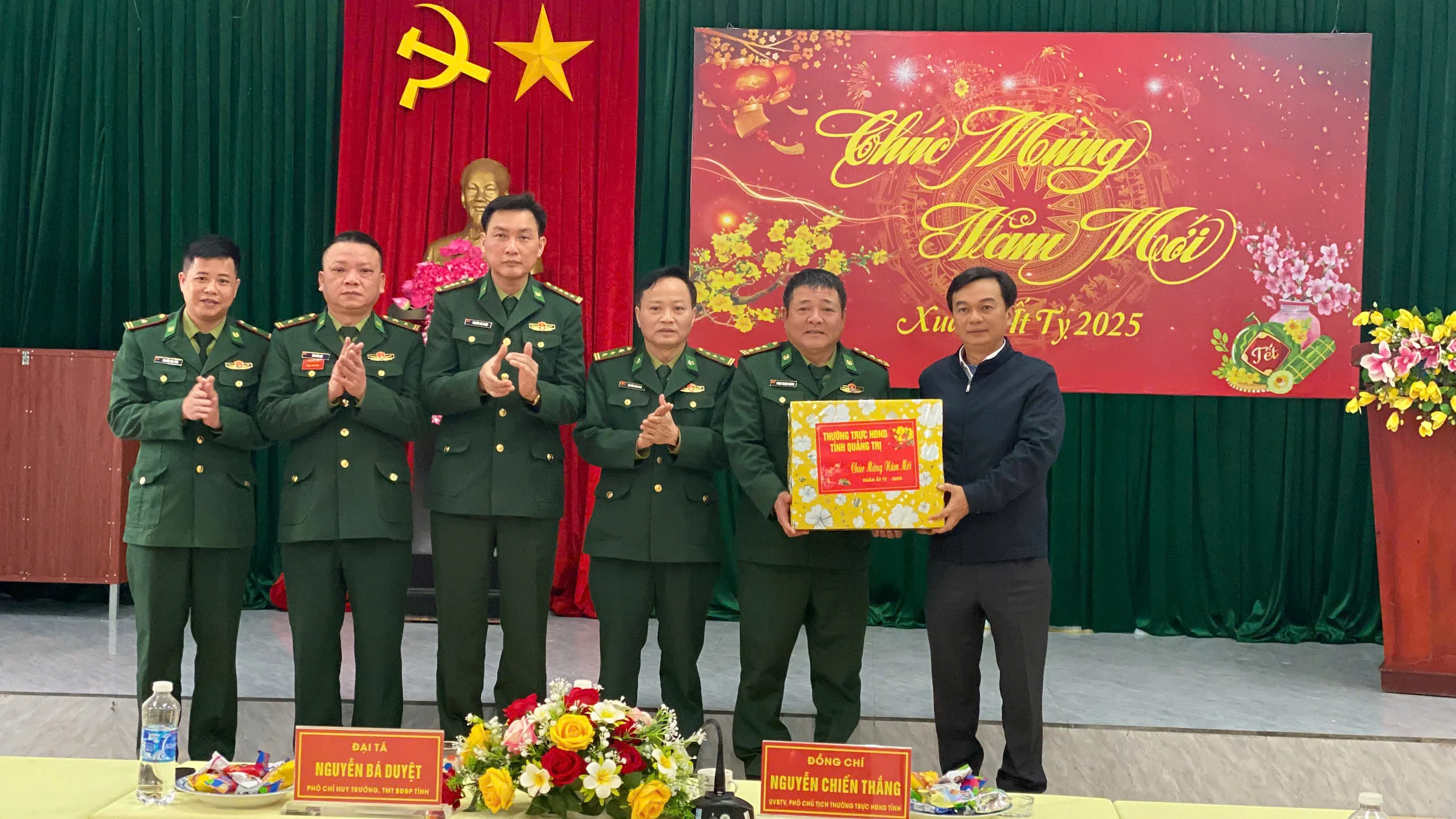 Thường trực HĐND tỉnh tặng quà , chúc Tết các gia đình chính sách, hộ nghèo và lực lượng bộ đội biên phòng trên địa bàn huyện Đakrông