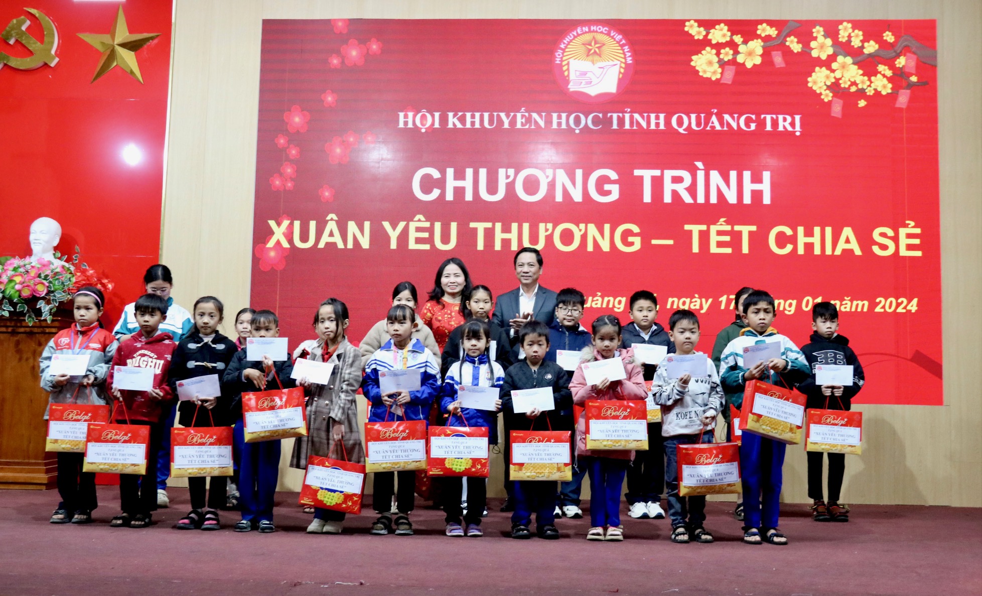 Hội Khuyến học tỉnh Quảng Trị tặng 180 suất quà Tết cho học sinh, sinh viên nghèo hiếu học