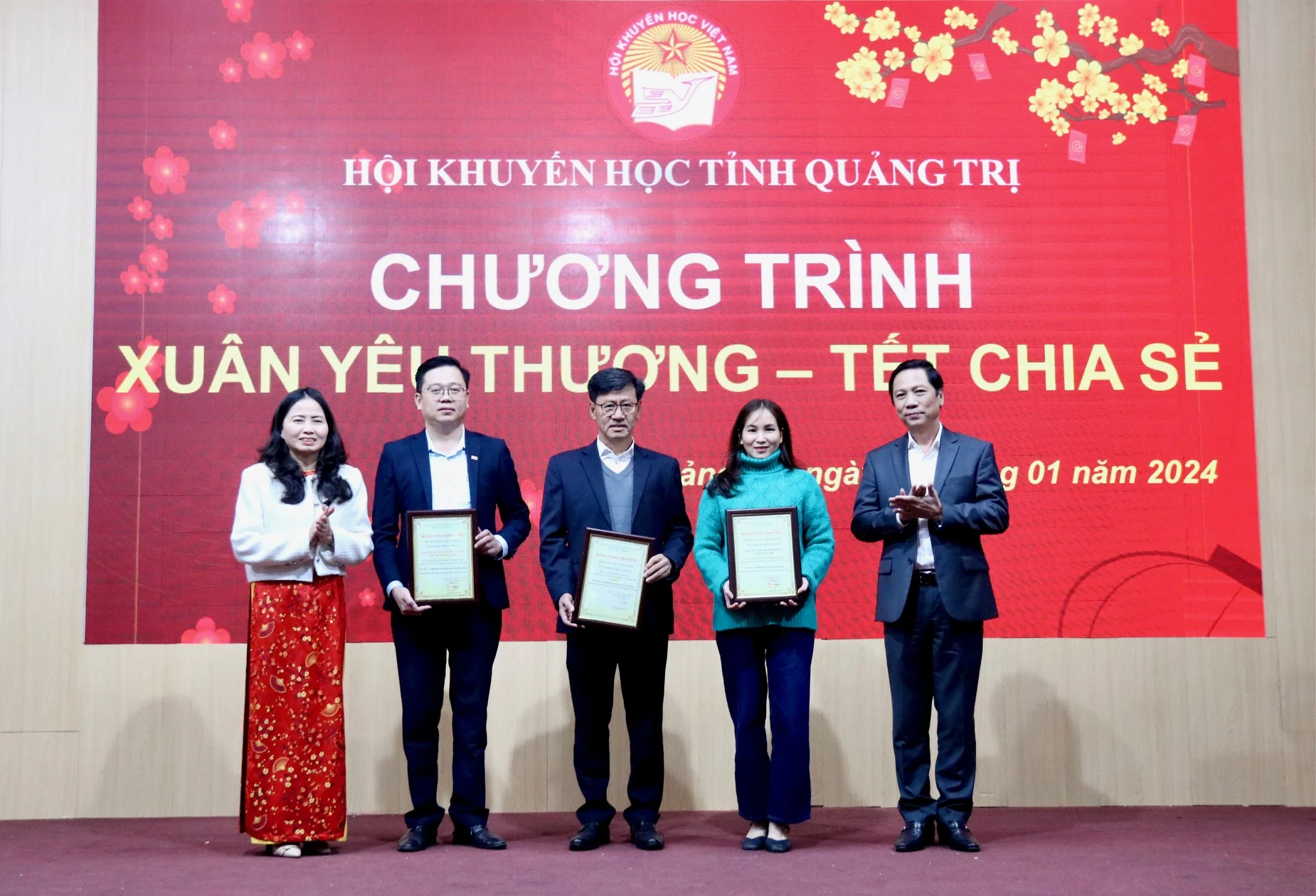 Hội Khuyến học tỉnh Quảng Trị tặng 180 suất quà Tết cho học sinh, sinh viên nghèo hiếu học