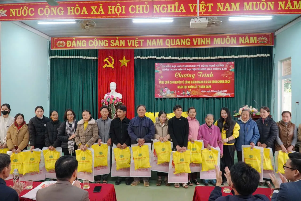 Tuổi trẻ trường Đại học kinh doanh và công nghệ Hà Nội tổ chức chương trình “Xuân đùm bọc - Tết đoàn viên”