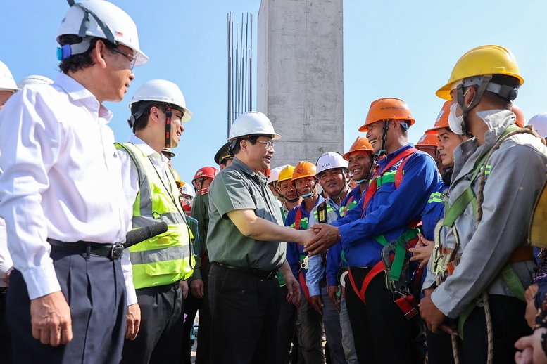 Thủ tướng chỉ đạo chăm lo, hỗ trợ người lao động làm việc trên công trường trong dịp Tết