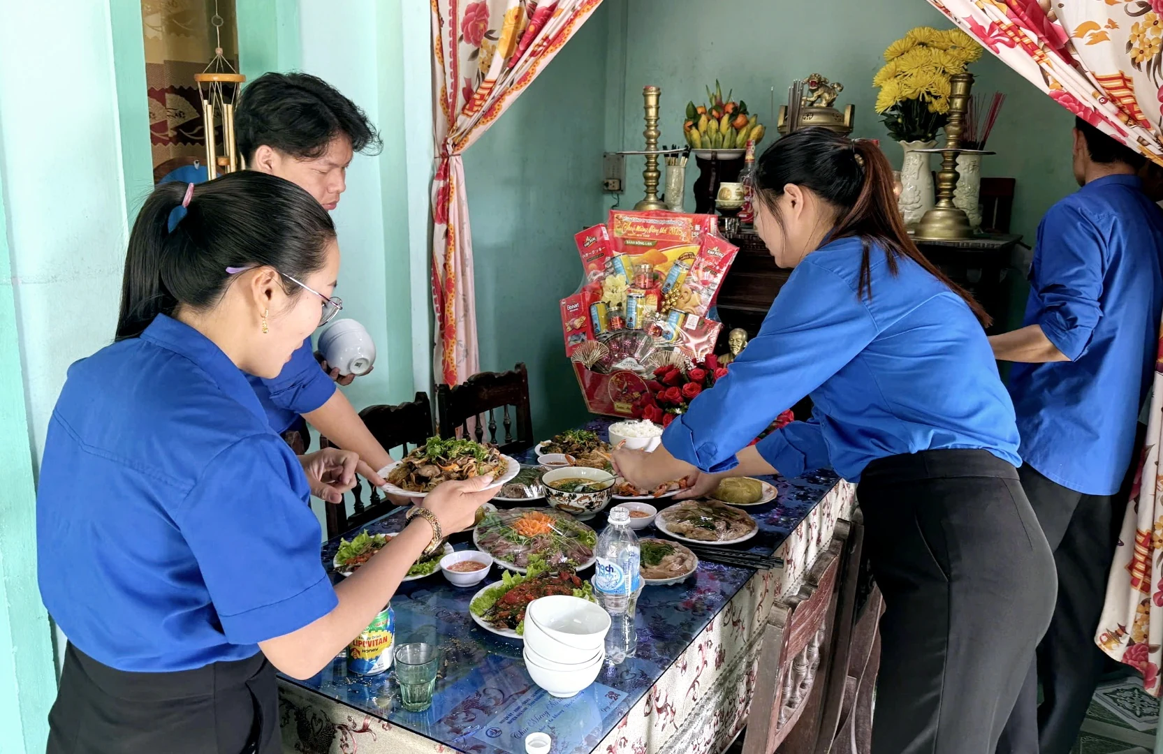 Tổ chức “Bữa cơm tất niên - Ấm tình lòng Mẹ” cho 20 Mẹ Việt Nam anh hùng