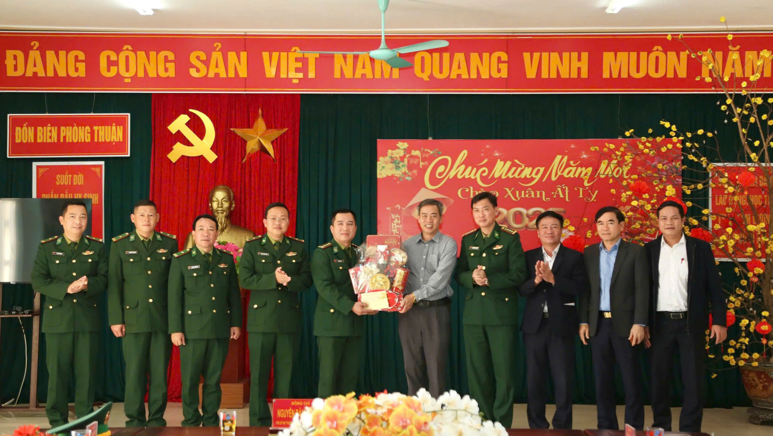 Phó Bí thư Thường trực Tỉnh ủy, Chủ tịch HĐND tỉnh Nguyễn Đăng Quang thăm, chúc Tết các đơn vị lực lượng vũ trang tuyến biên giới