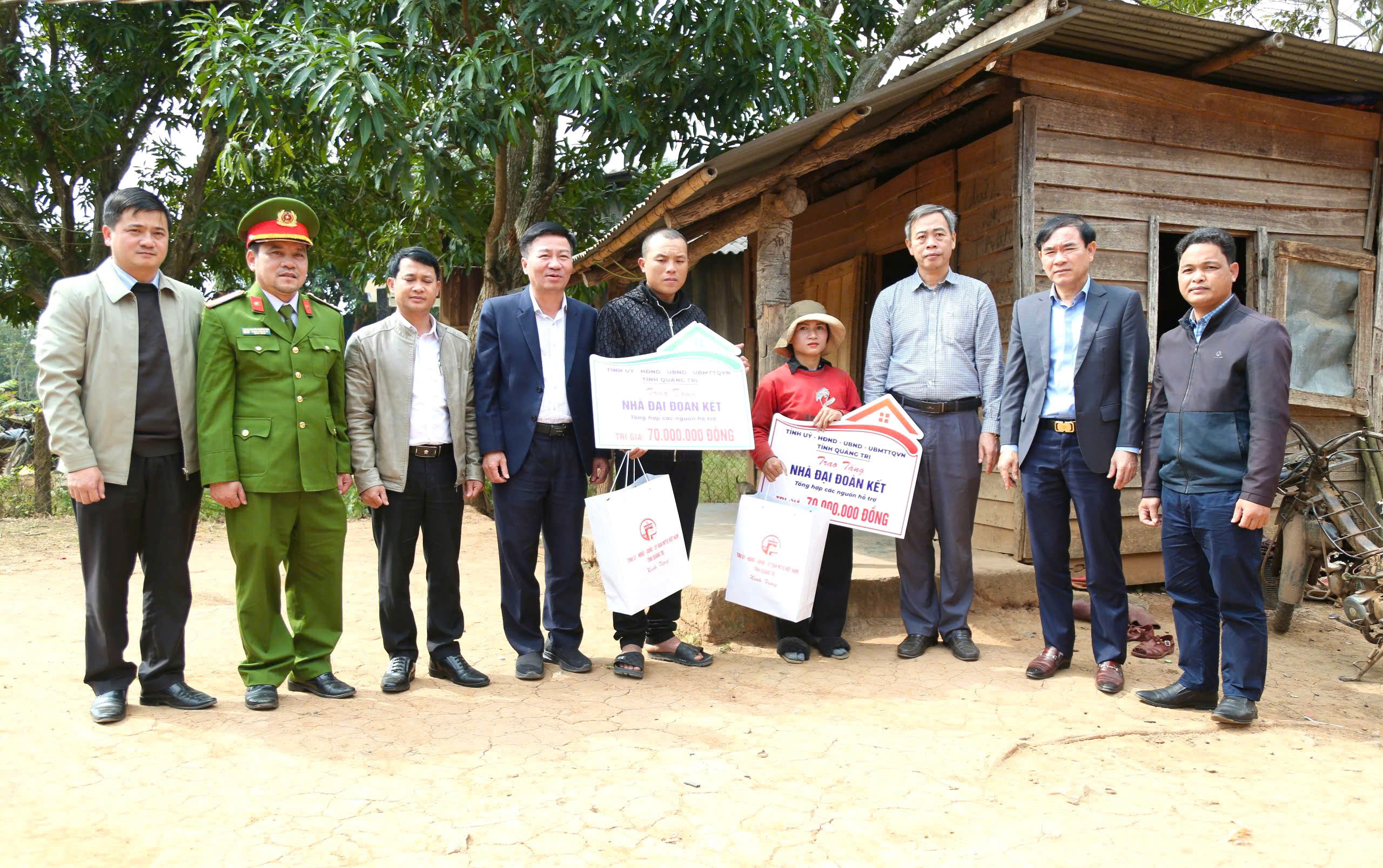 Phó Bí thư Thường trực Tỉnh ủy, Chủ tịch HĐND tỉnh Nguyễn Đăng Quang thăm, chúc Tết các đơn vị lực lượng vũ trang tuyến biên giới