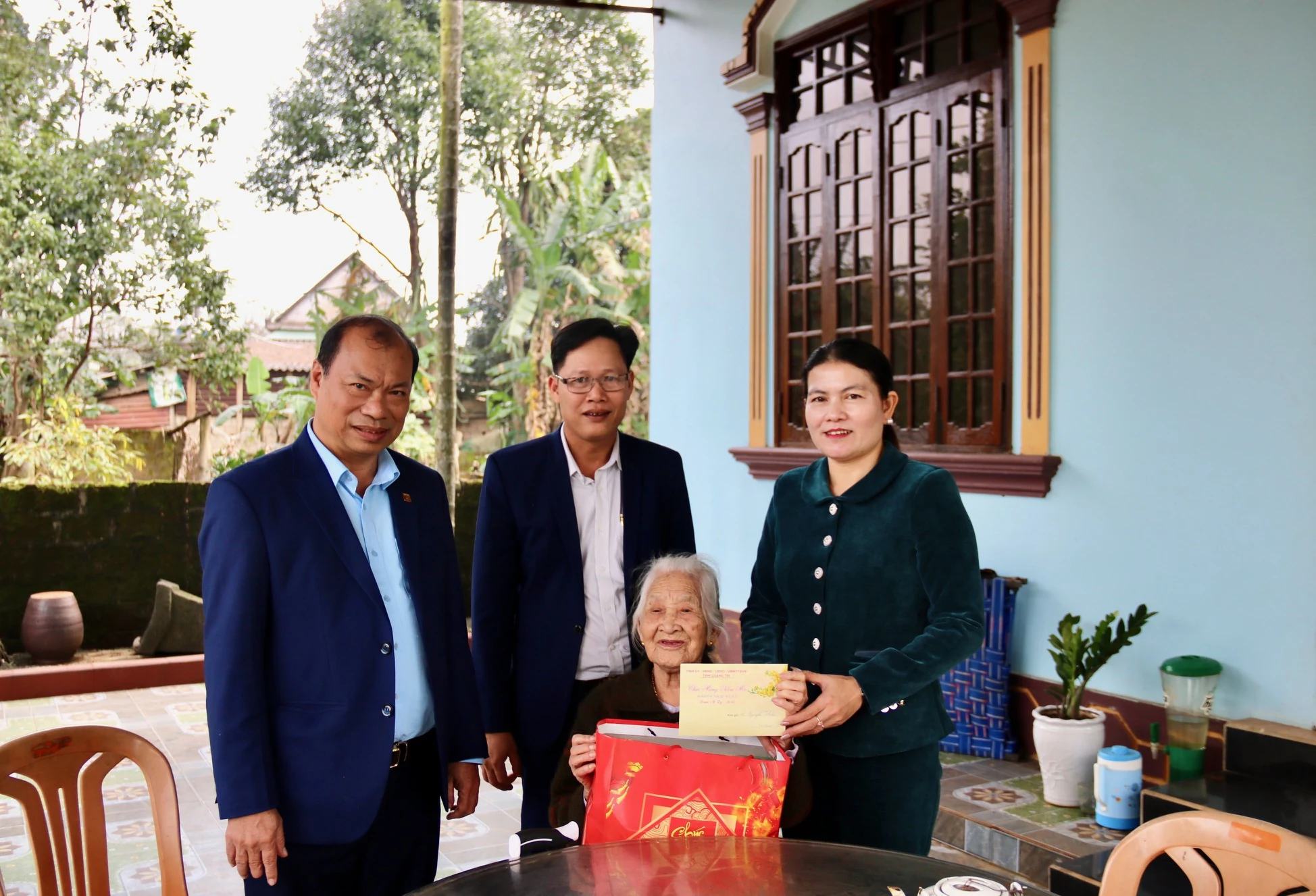 Trưởng Ban Nội chính Tỉnh ủy Ly Kiều Vân thăm, tặng quà tết các gia đình chính sách