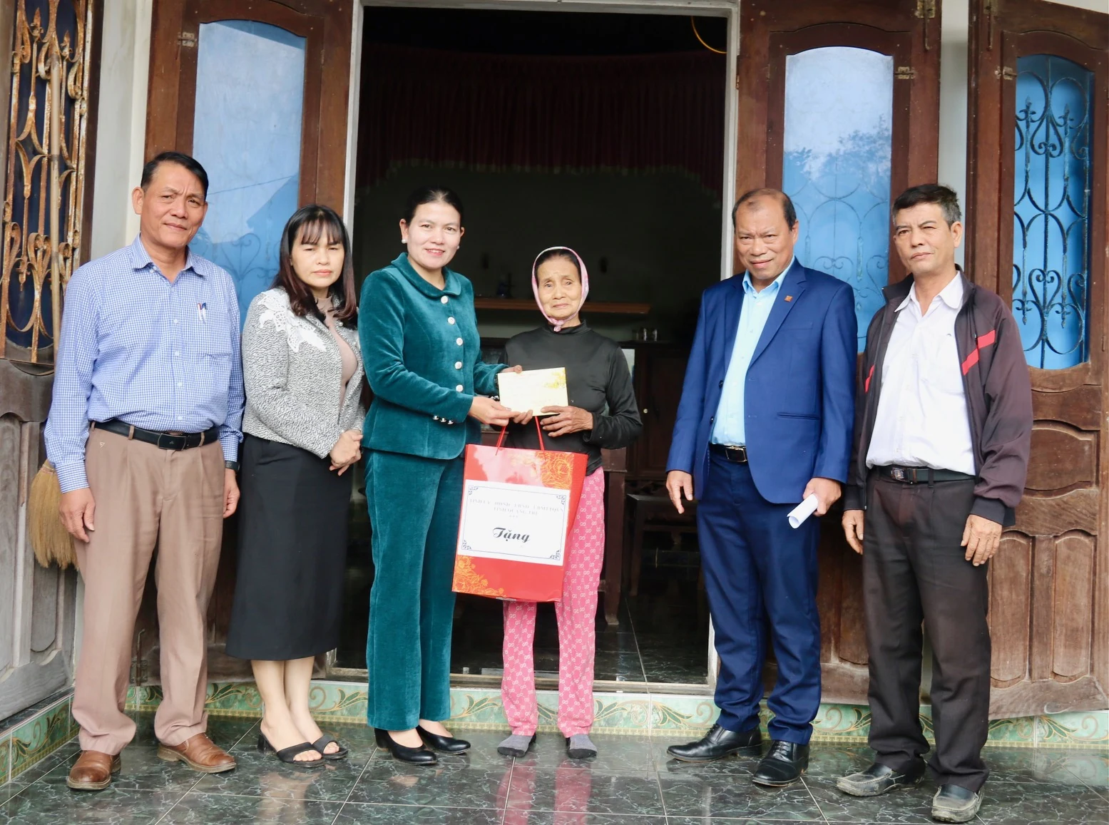 Trưởng Ban Nội chính Tỉnh ủy Ly Kiều Vân thăm, tặng quà tết các gia đình chính sách