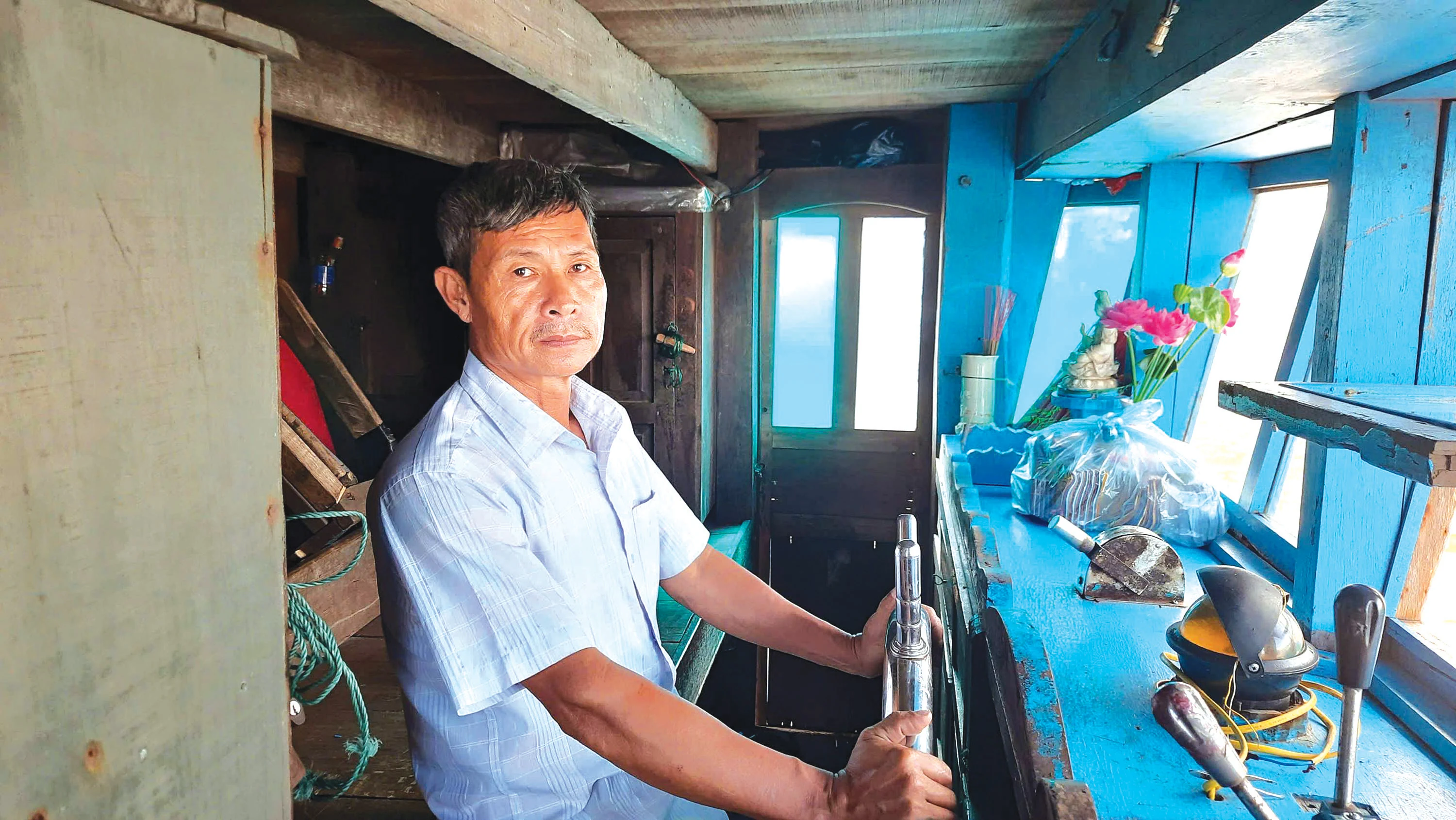 Lão ngư nặng lòng với biển