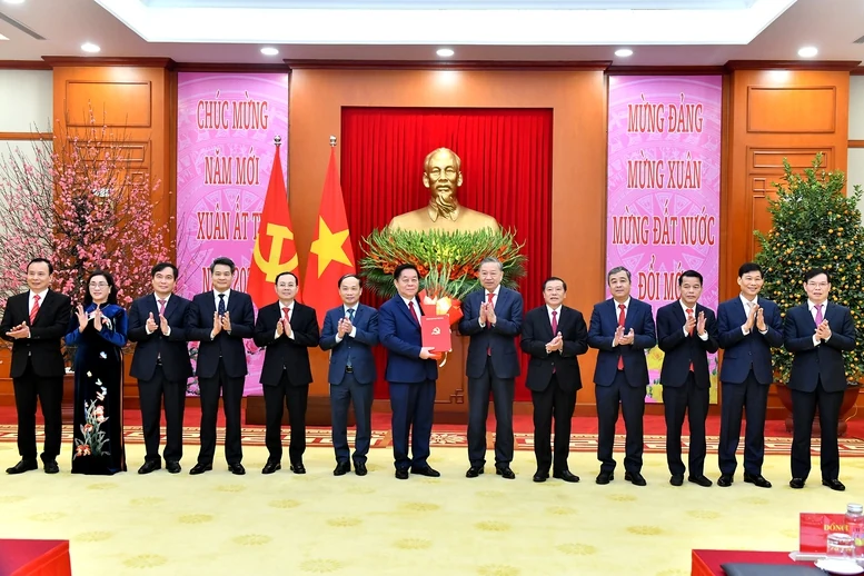 Tổng Bí thư Tô Lâm trao Quyết định của Bộ Chính trị cho 4 Đảng bộ trực thuộc Trung ương và 3 cơ quan Đảng ở Trung ương