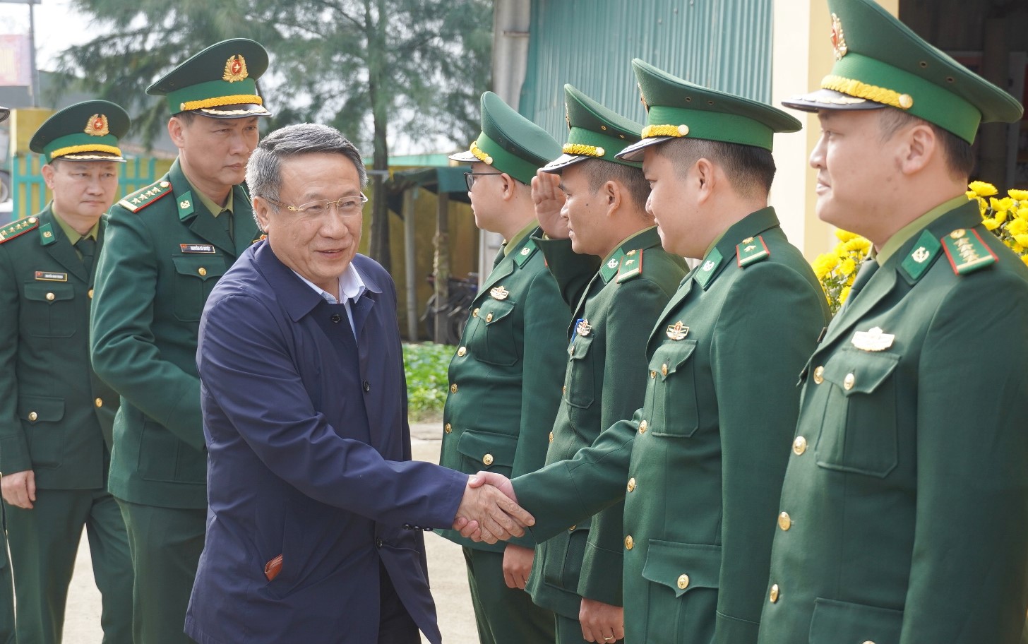 Quyền Chủ tịch UBND tỉnh Hà Sỹ Đồng thăm, tặng quà các đồn, hải đội Biên phòng tuyến biển