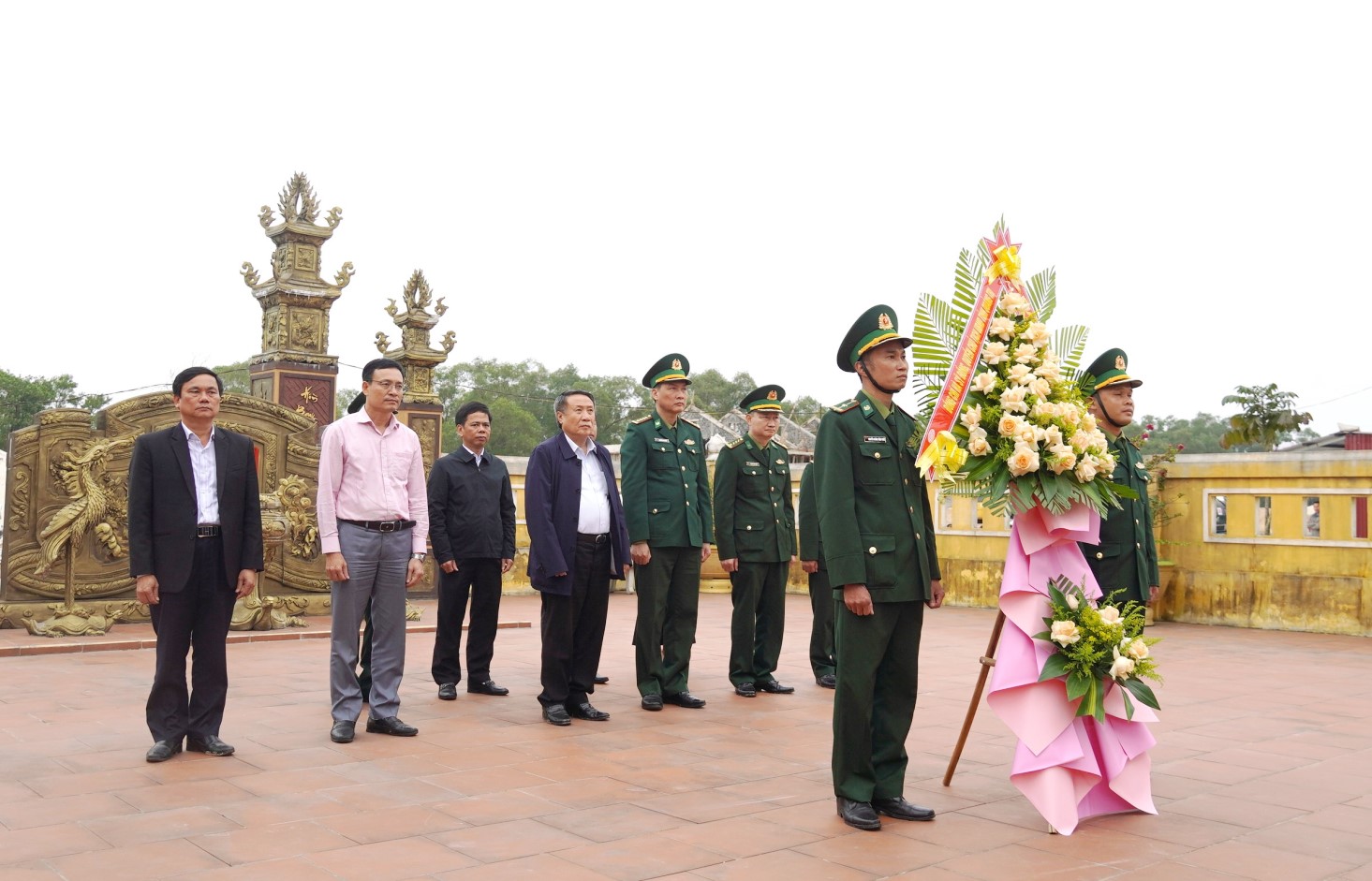 Quyền Chủ tịch UBND tỉnh Hà Sỹ Đồng thăm, tặng quà các đồn, hải đội Biên phòng tuyến biển