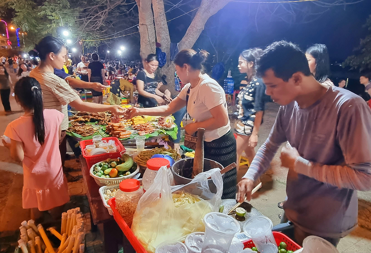 Tăng cường giao lưu, phát triển thương mại, dịch vụ, du lịch hai bên biên giới Việt - Lào