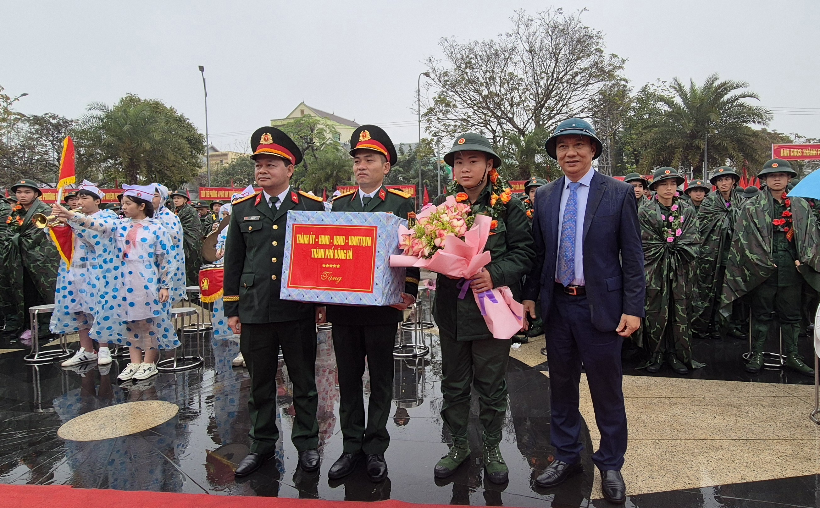 Đông Hà: 143 thanh niên hăng hái lên đường nhập ngũ