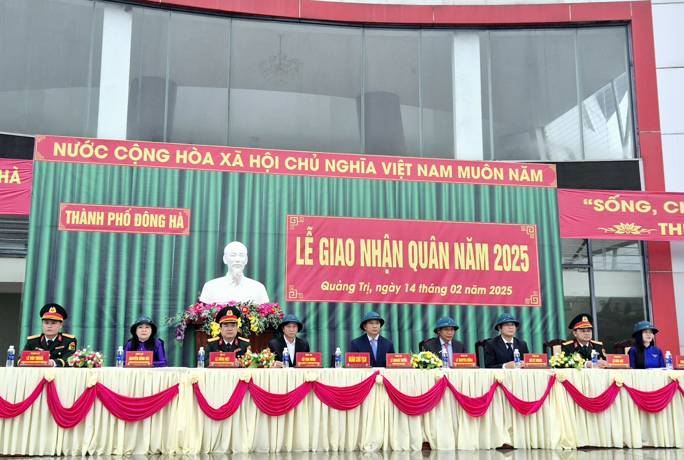 Đông Hà: 143 thanh niên hăng hái lên đường nhập ngũ