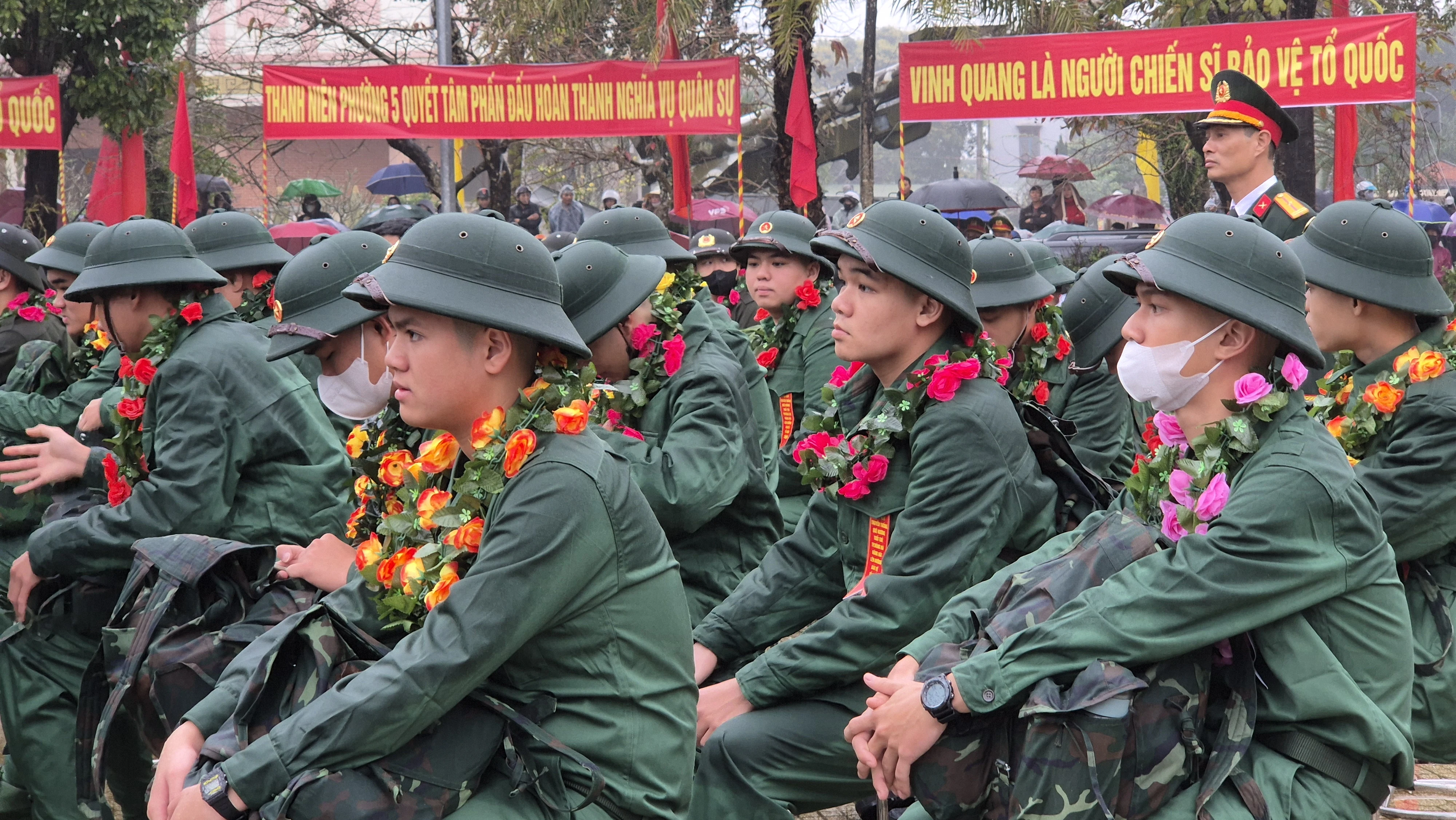 Đông Hà: 143 thanh niên hăng hái lên đường nhập ngũ