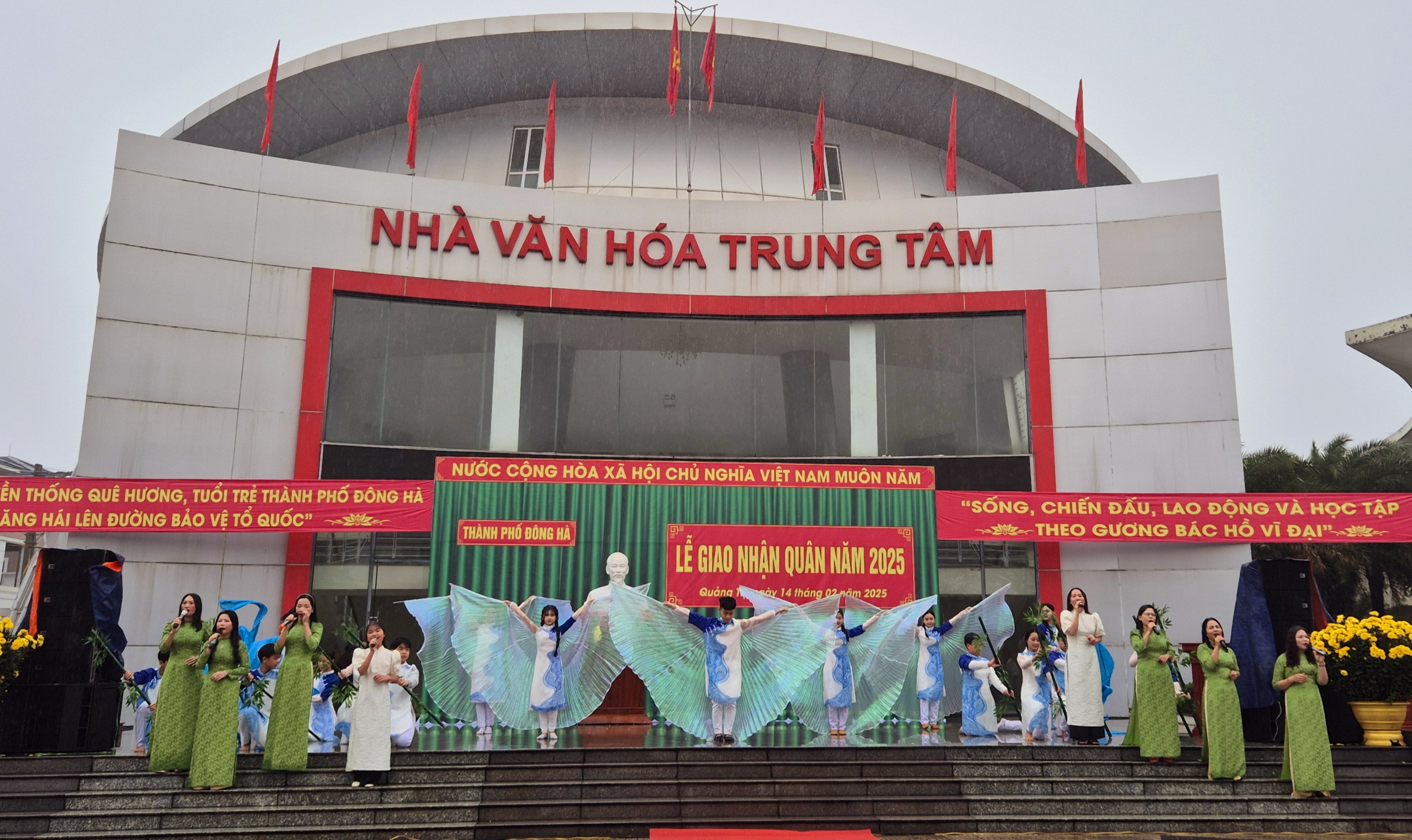 Đông Hà: 143 thanh niên hăng hái lên đường nhập ngũ