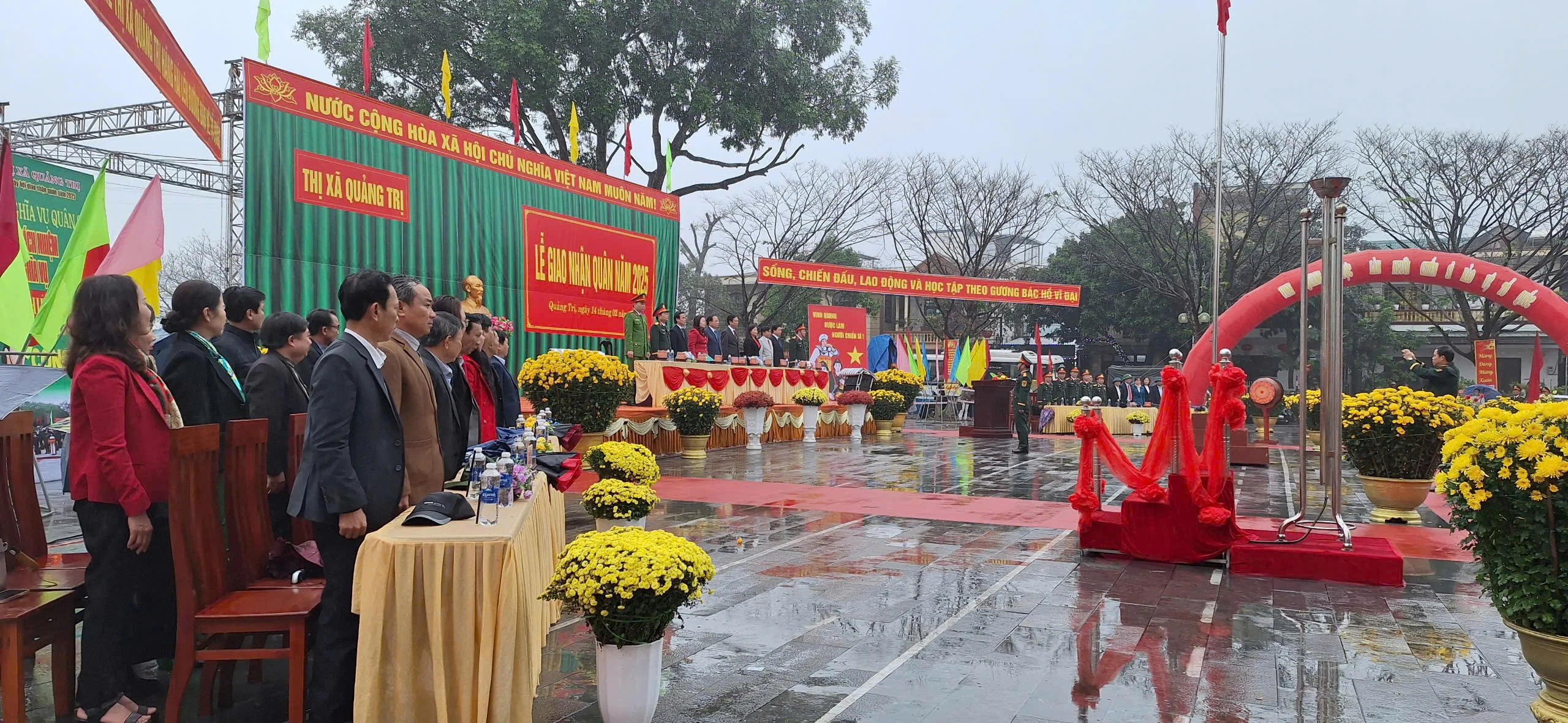43 công dân thị xã Quảng Trị lên đường nhập ngũ