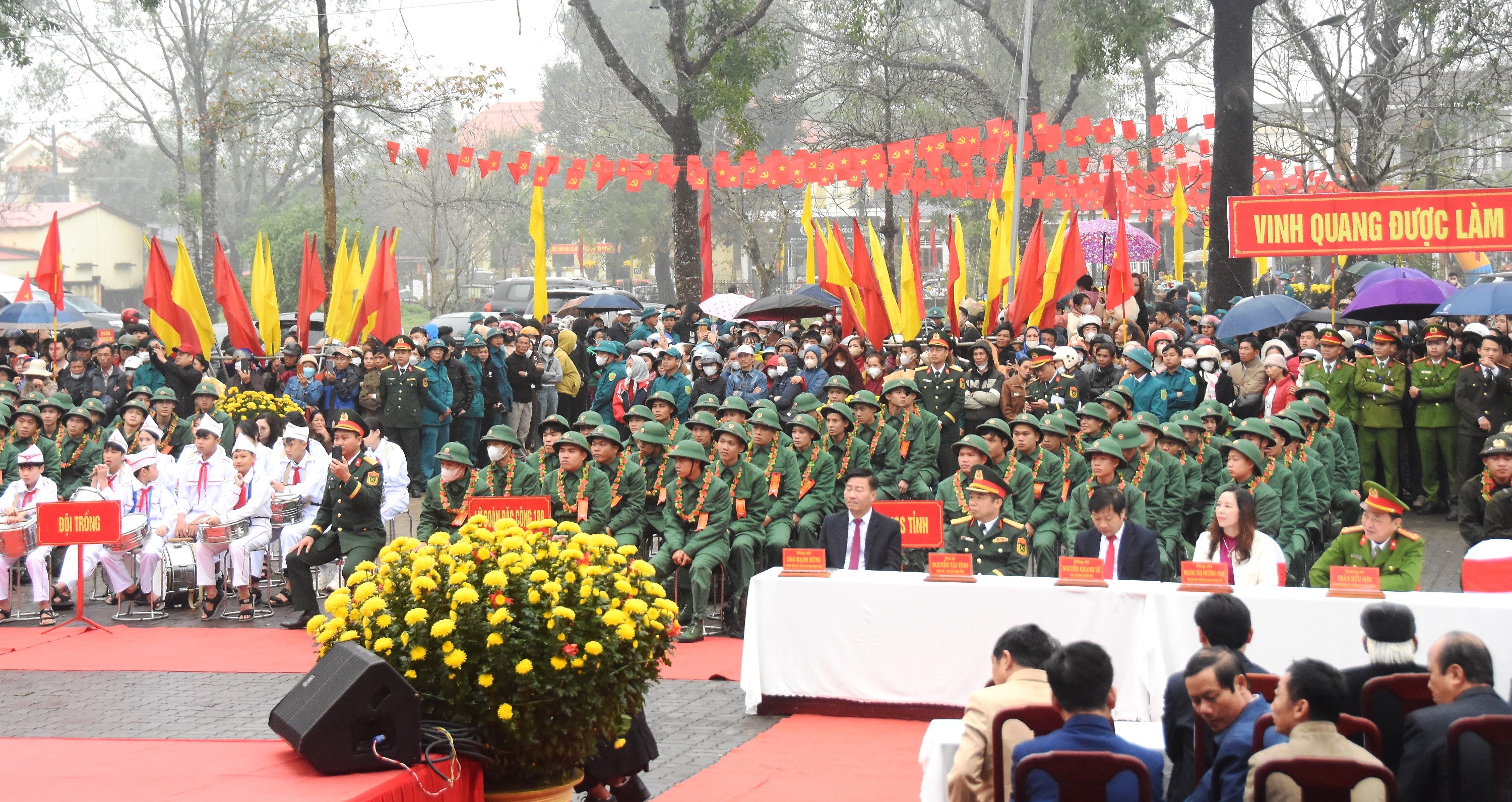 169 thanh niên huyện Hải Lăng lên đường nhập ngũ