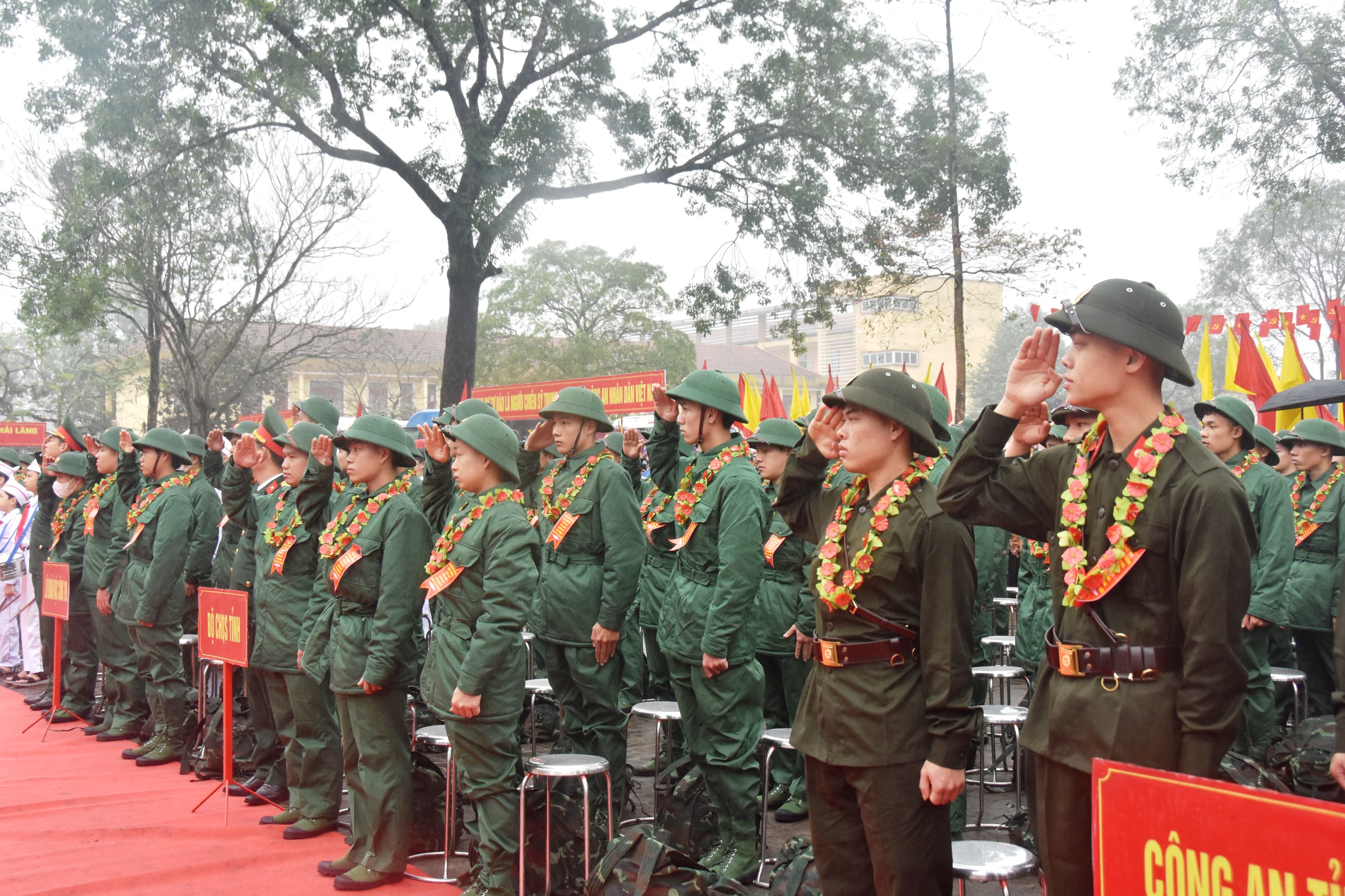 169 thanh niên huyện Hải Lăng lên đường nhập ngũ