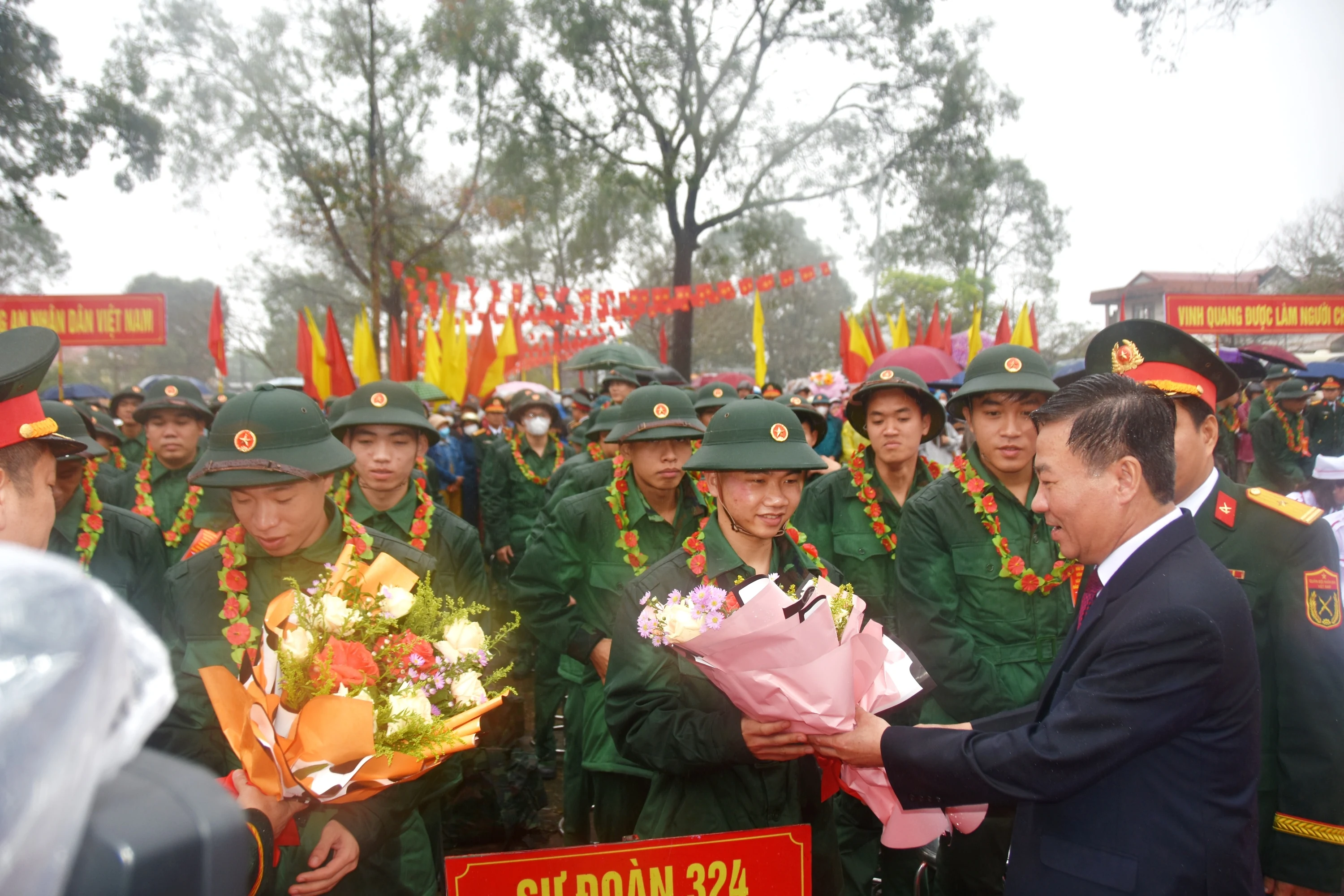 169 thanh niên huyện Hải Lăng lên đường nhập ngũ