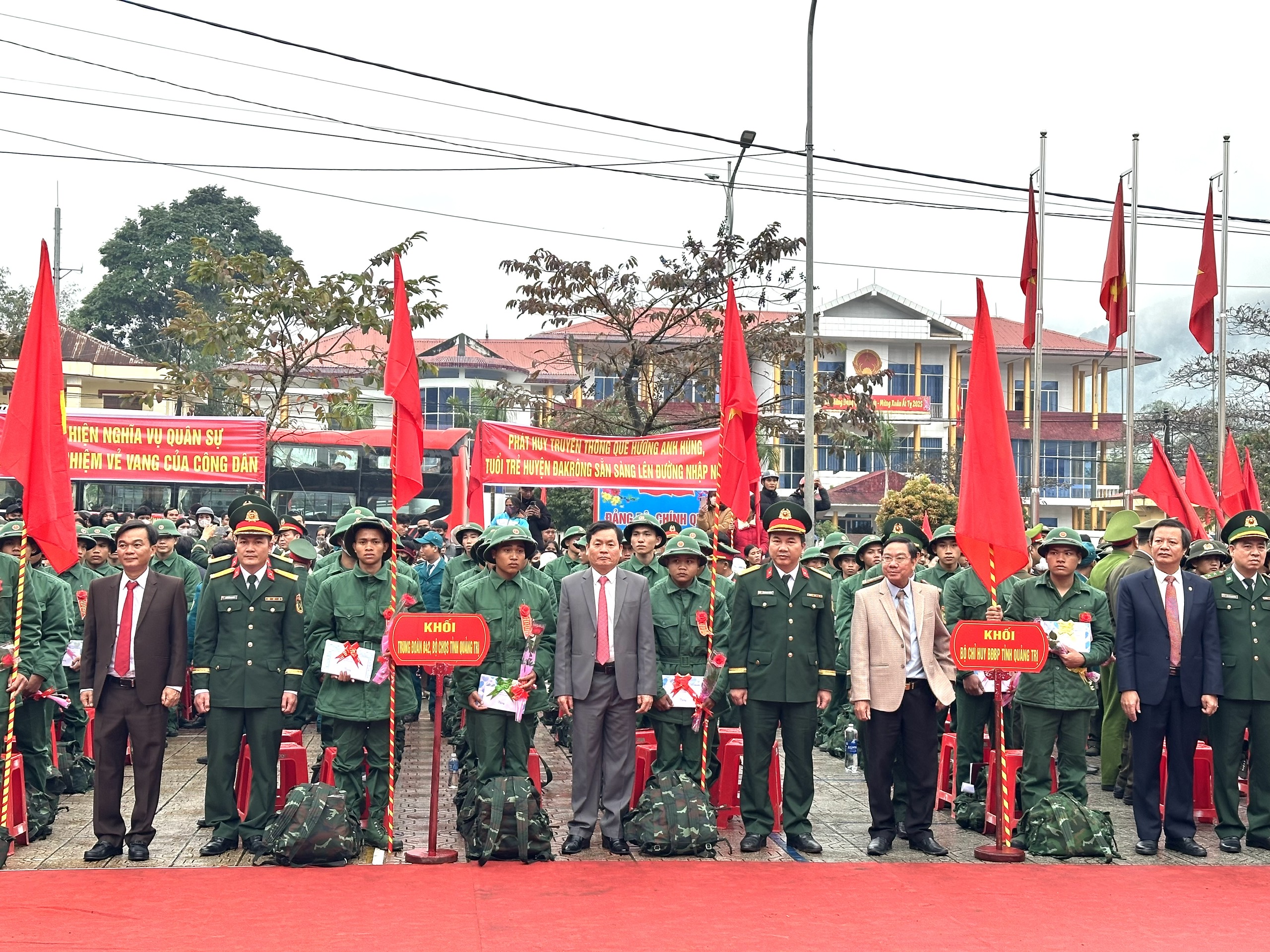 113 thanh niên huyện Đakrông lên đường nhập ngũ