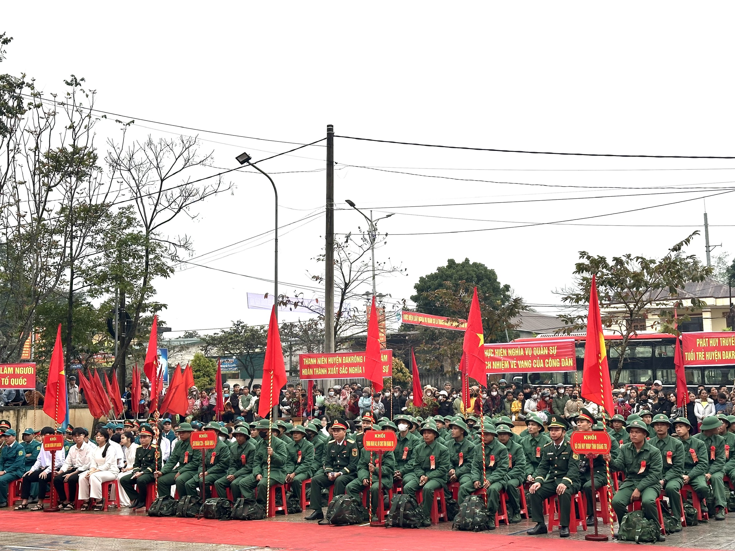 113 thanh niên huyện Đakrông lên đường nhập ngũ