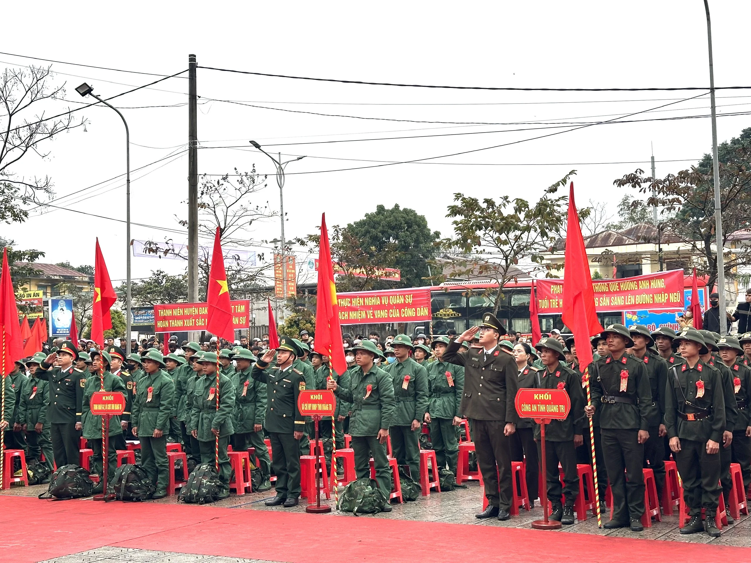 113 thanh niên huyện Đakrông lên đường nhập ngũ