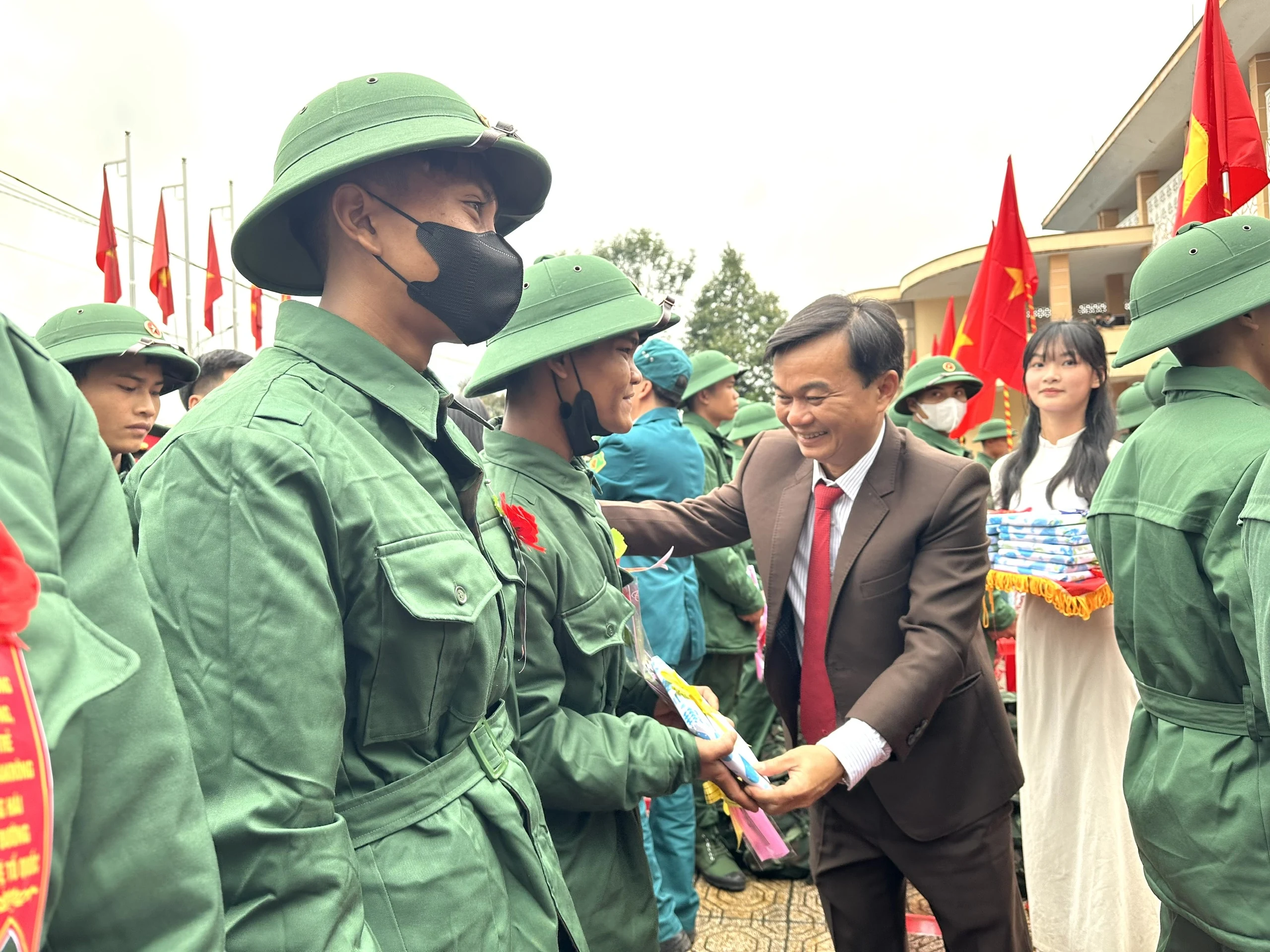 113 thanh niên huyện Đakrông lên đường nhập ngũ